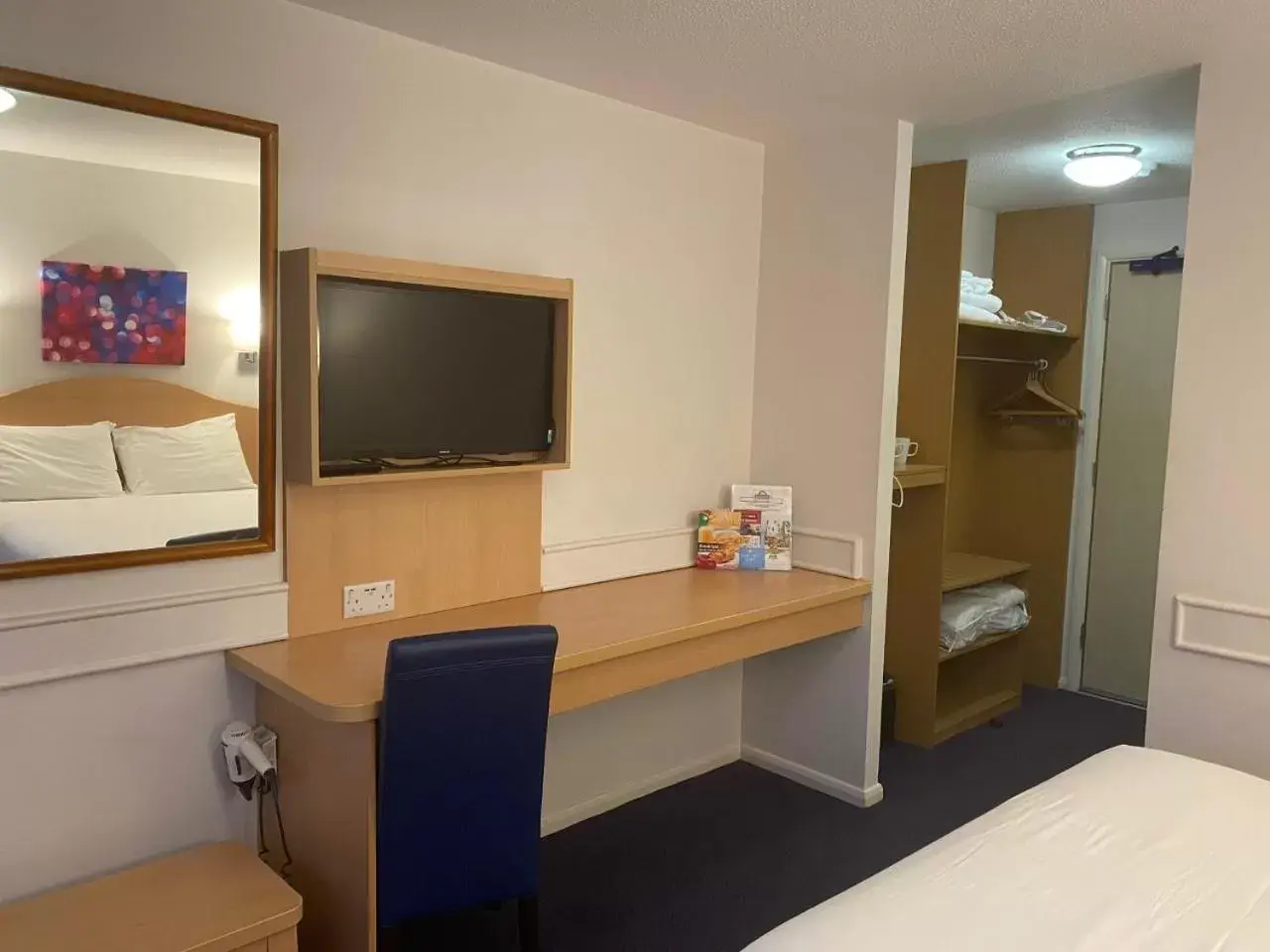 Bed, TV/Entertainment Center in Days Inn Michaelwood M5