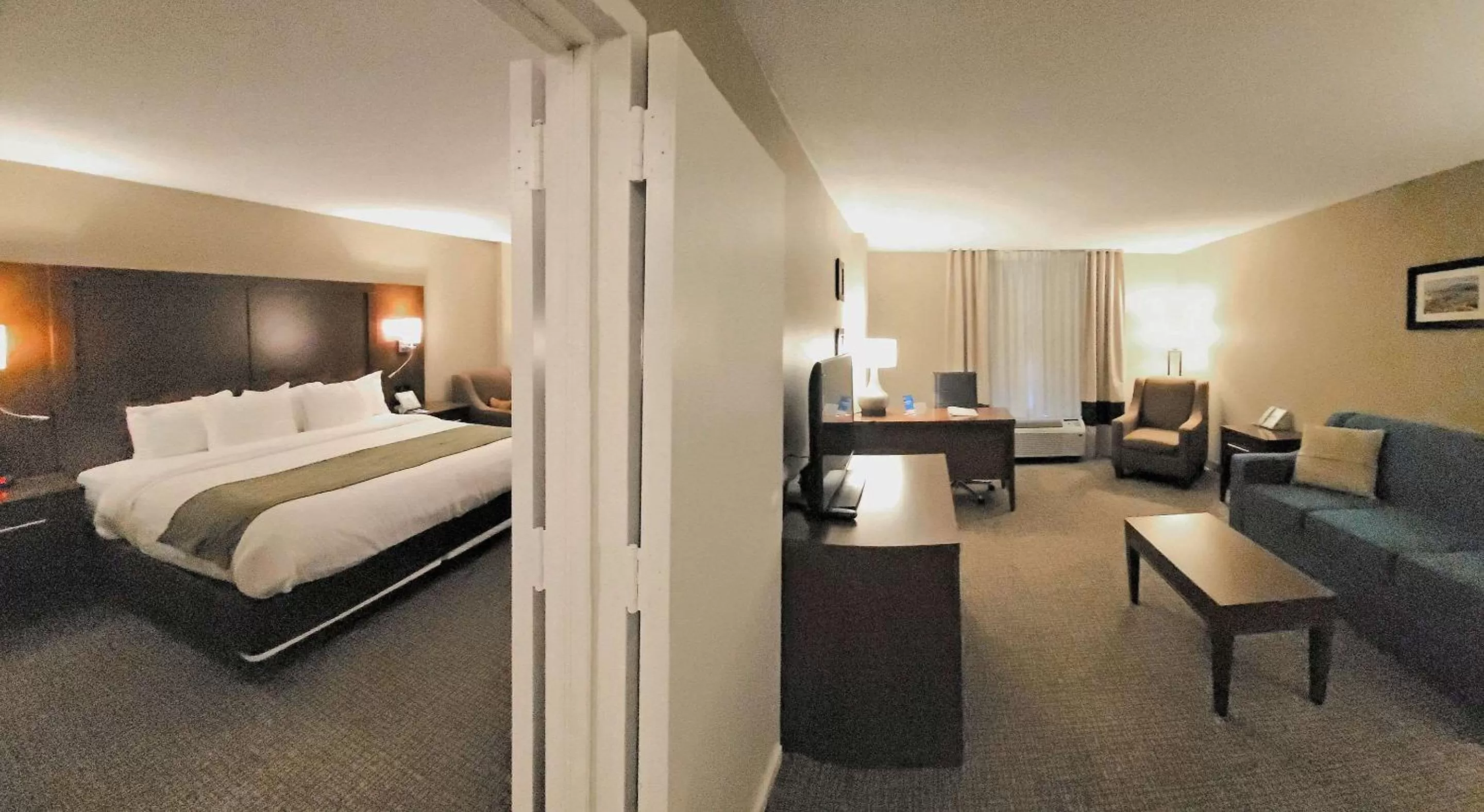 Superior King Suite - Non Smoking in Comfort Inn MSP Airport - Mall of America