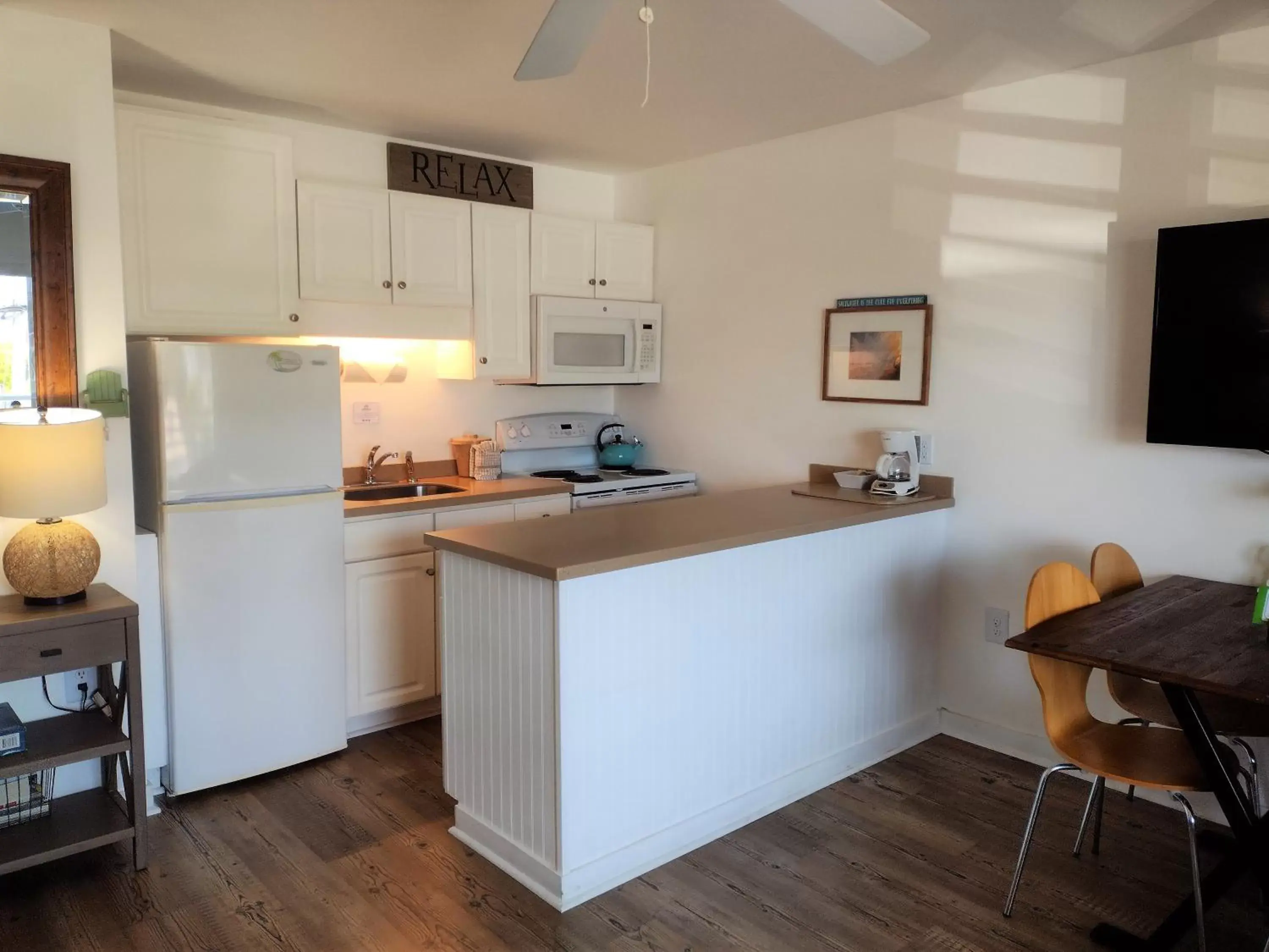 kitchen, Kitchen/Kitchenette in Sandpeddler Inn and Suites