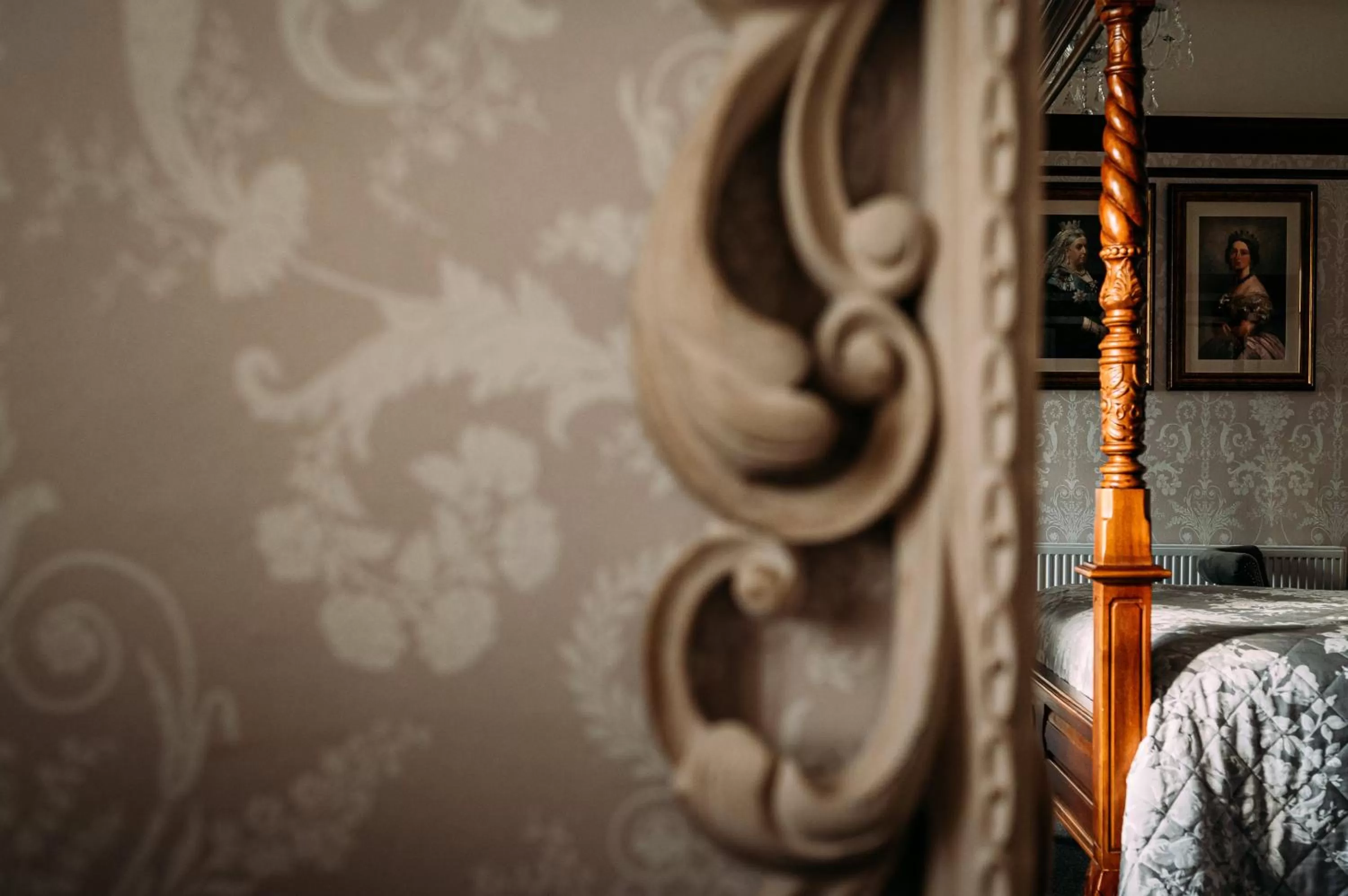 Bedroom, Bed in The Queens Hotel