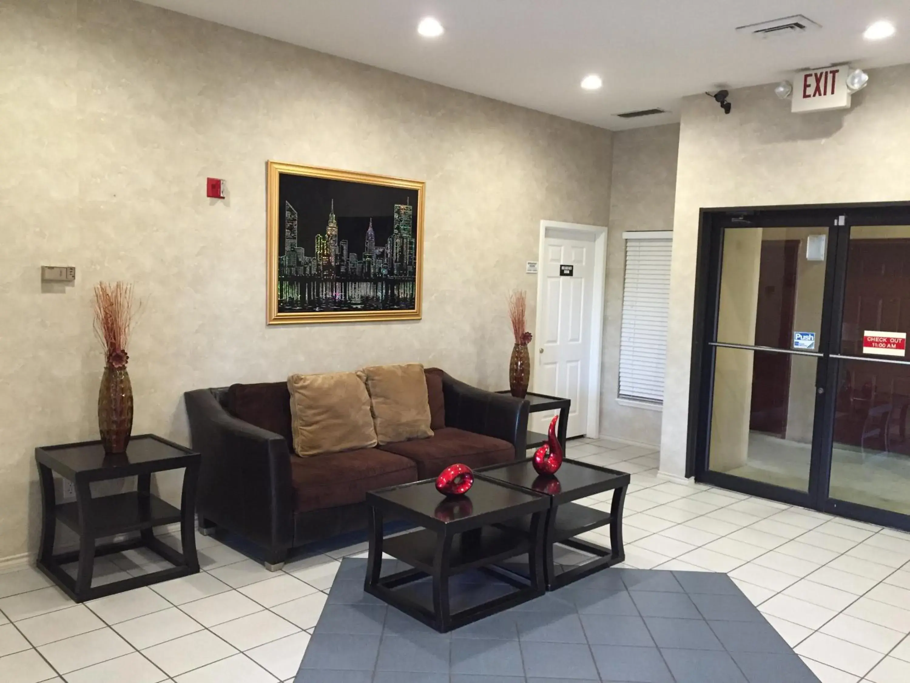 Lobby or reception, Seating Area in Super 8 by Wyndham Bastrop TX