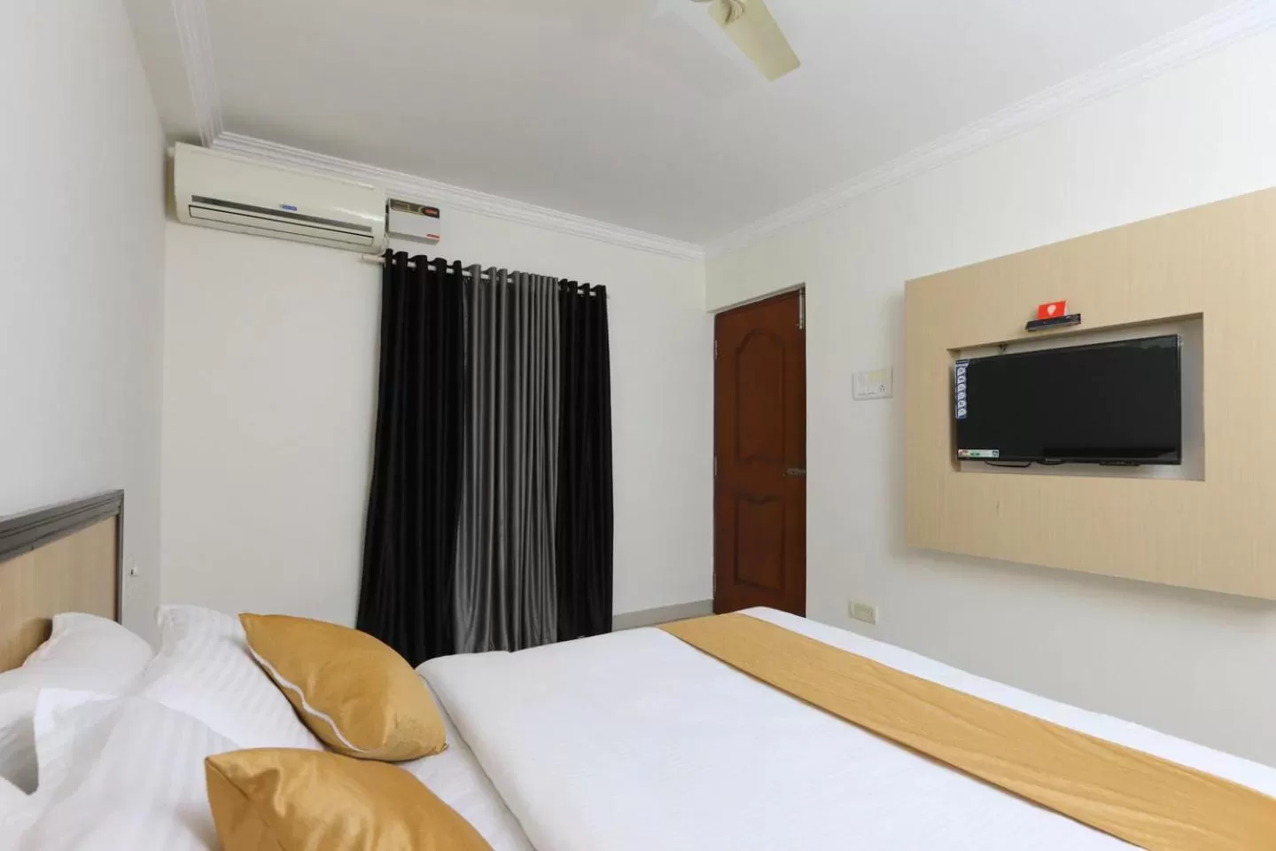 Bed in Hotel Half Moon Chennai