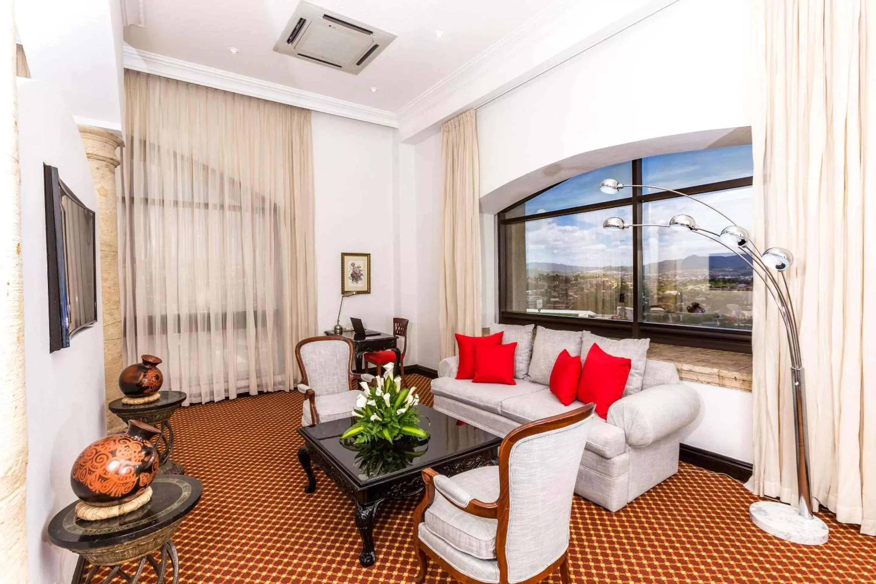 Photo of the whole room, Seating Area in Clarion Hotel Real Tegucigalpa