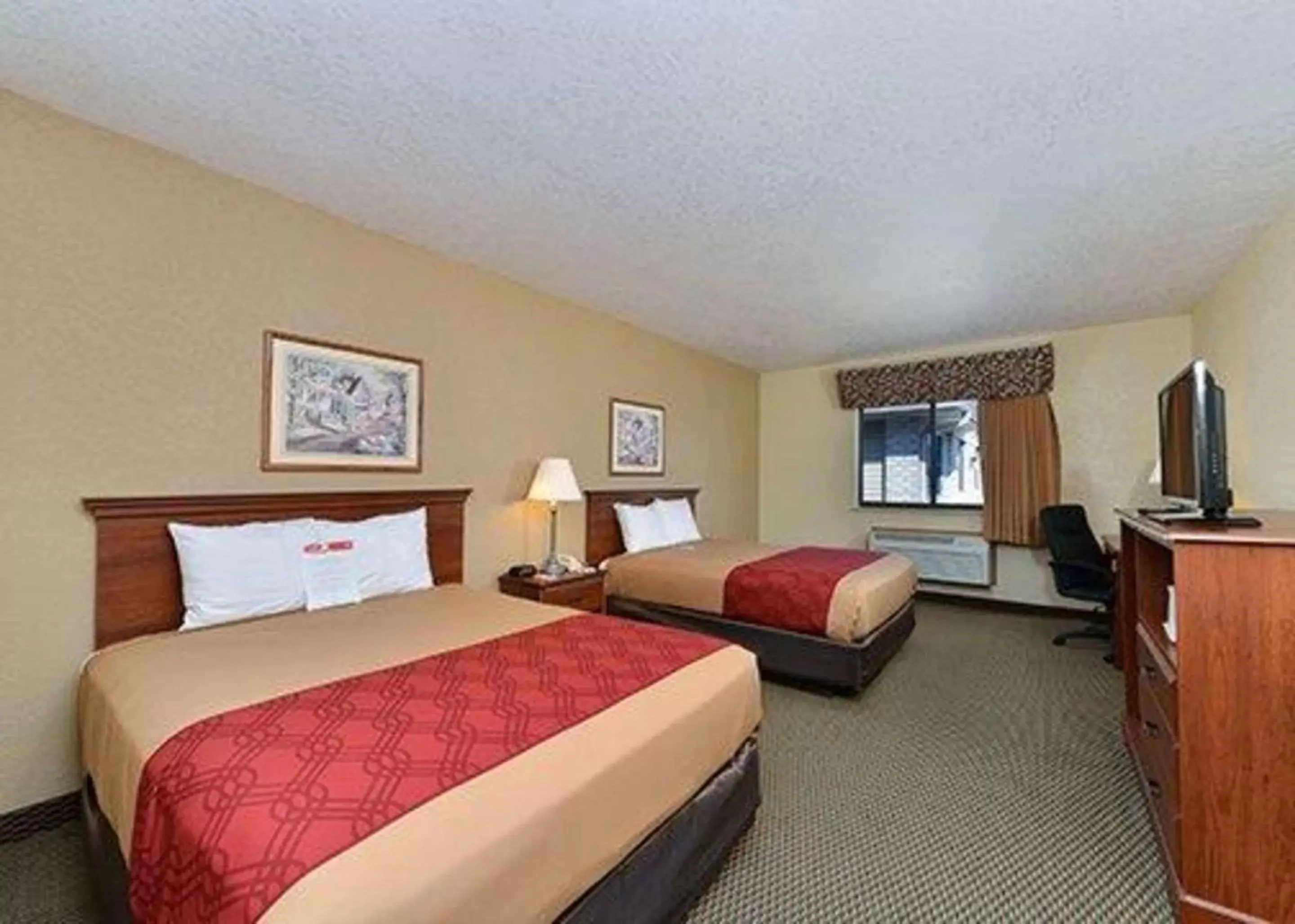Photo of the whole room, Bed in Express Inn & suites