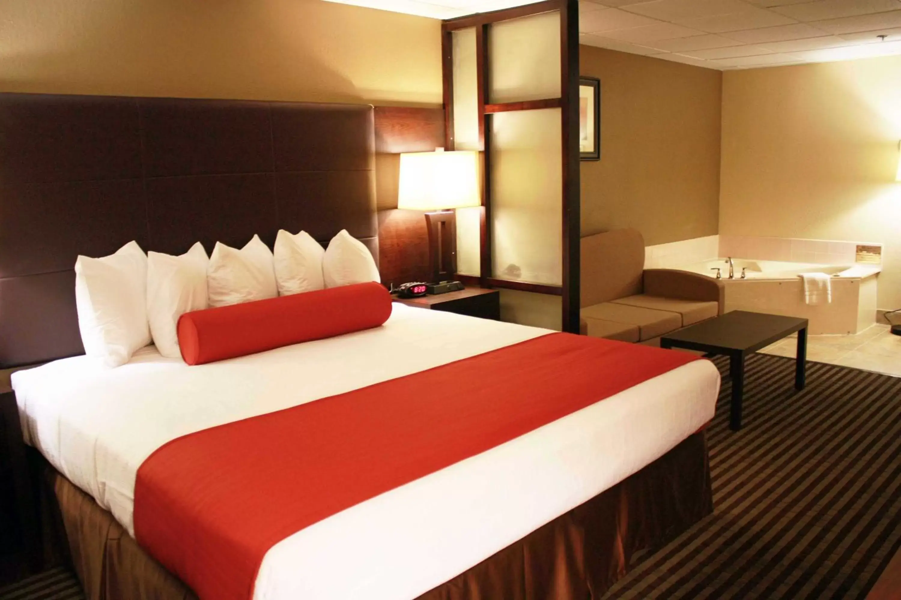 Bed in Comfort Inn & Suites Copley Akron