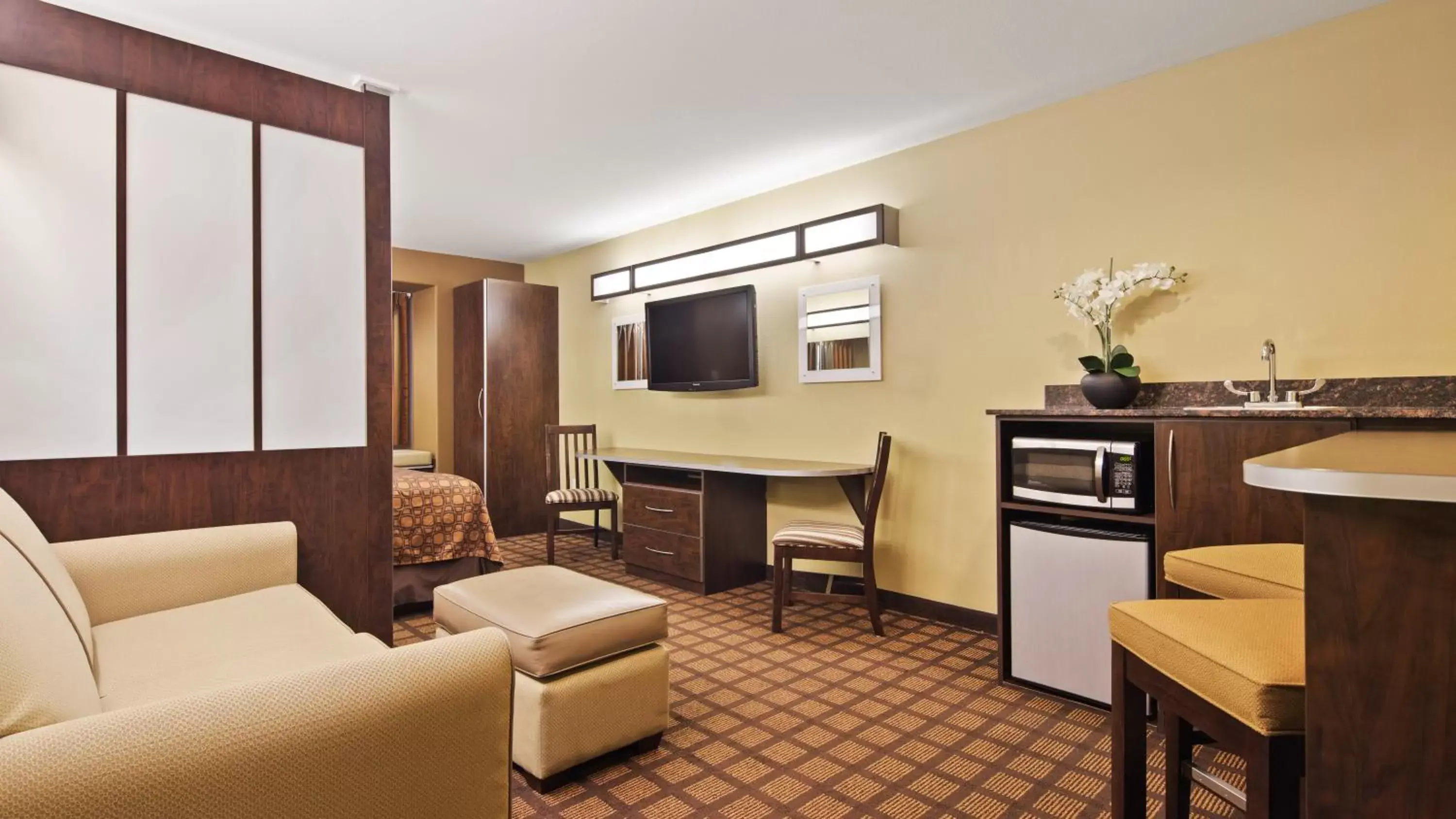 Seating Area in Microtel Inn & Suites by Wyndham Buda Austin South