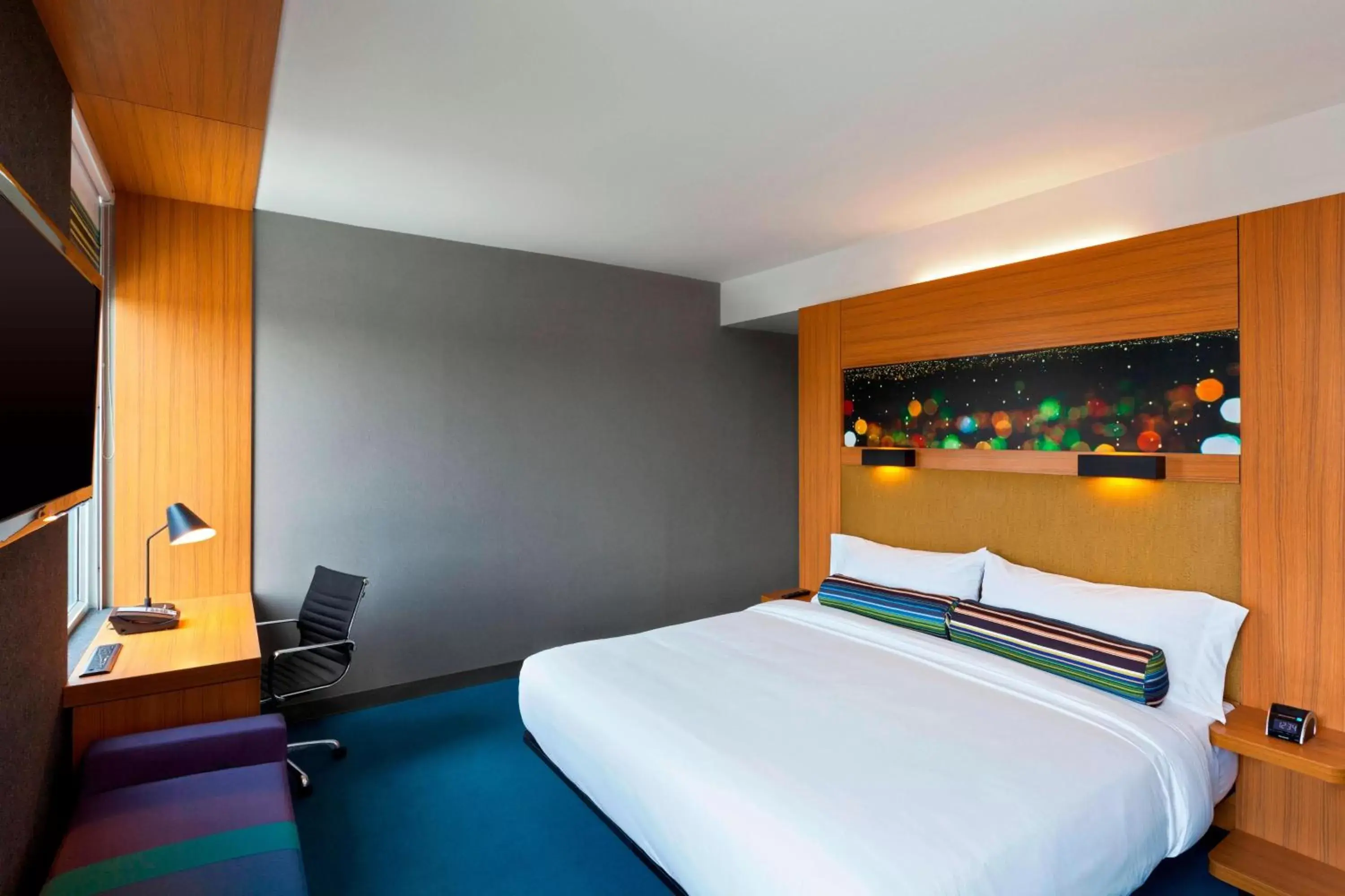 Photo of the whole room, Bed in Aloft Bogotá Airport