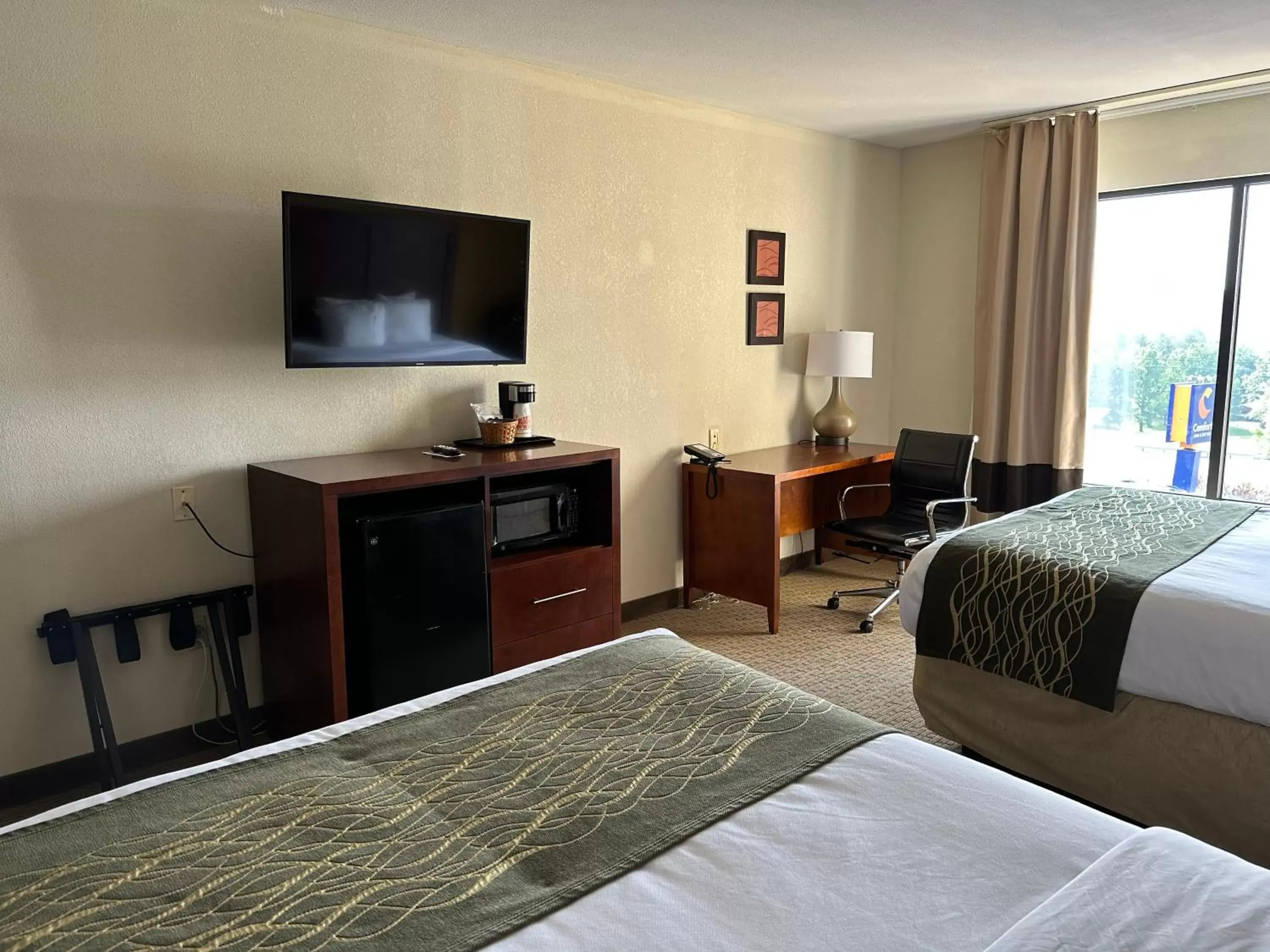 Bedroom, TV/Entertainment Center in Comfort Inn & Suites Rogersville