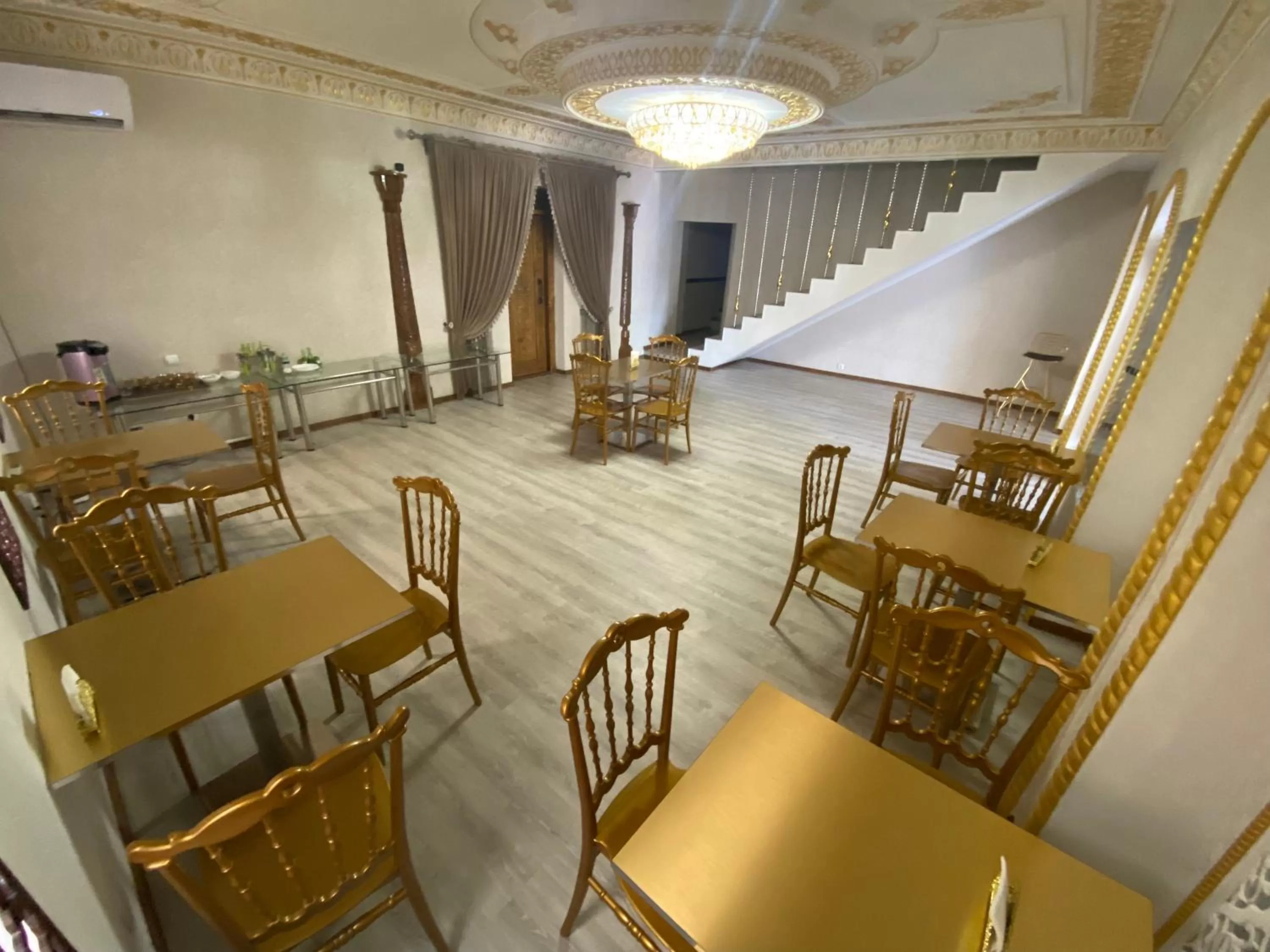 Restaurant/places to eat in HOTEL UZBEGIM