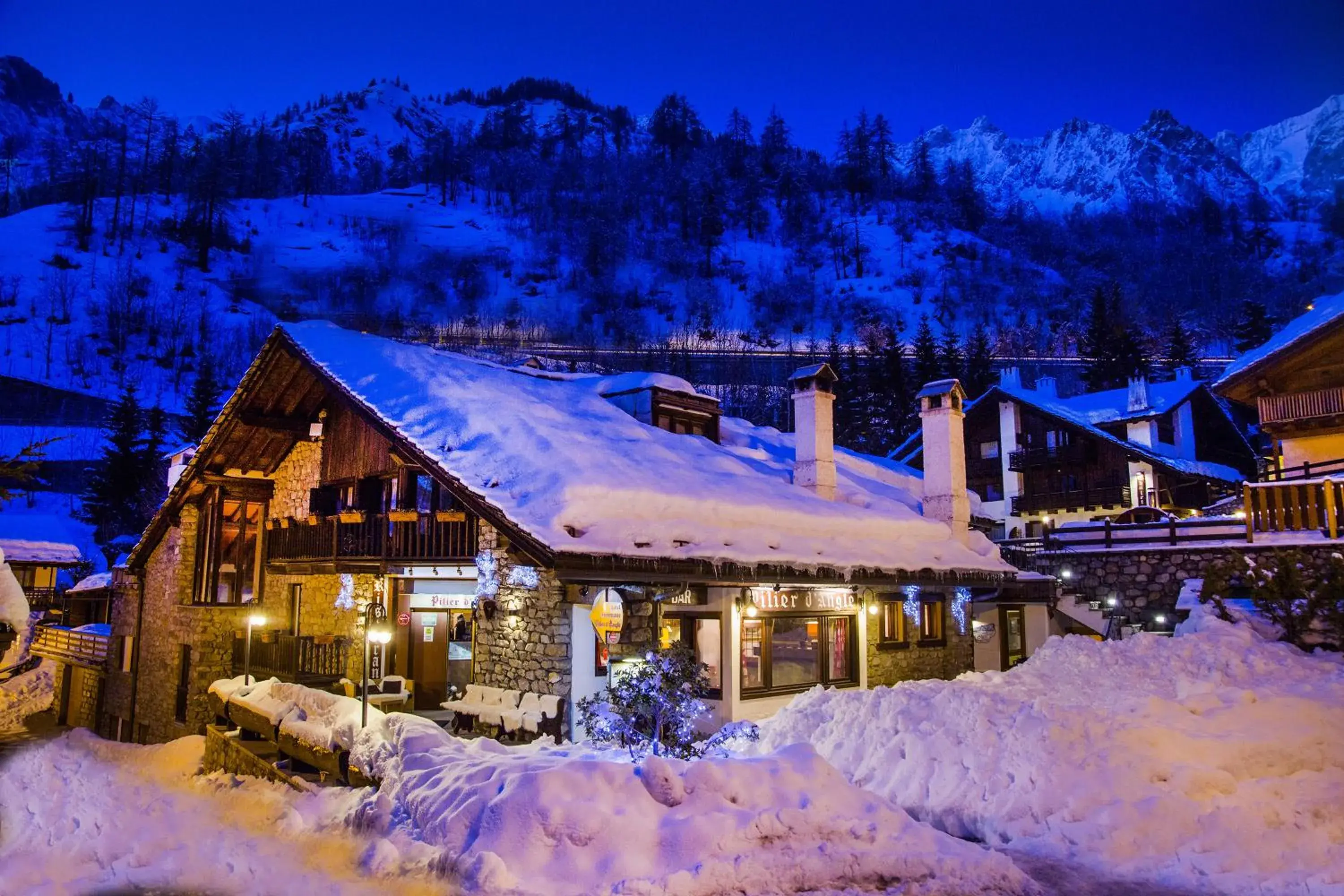 Facade/entrance, Winter in Hotel Pilier D'Angle & Wellness