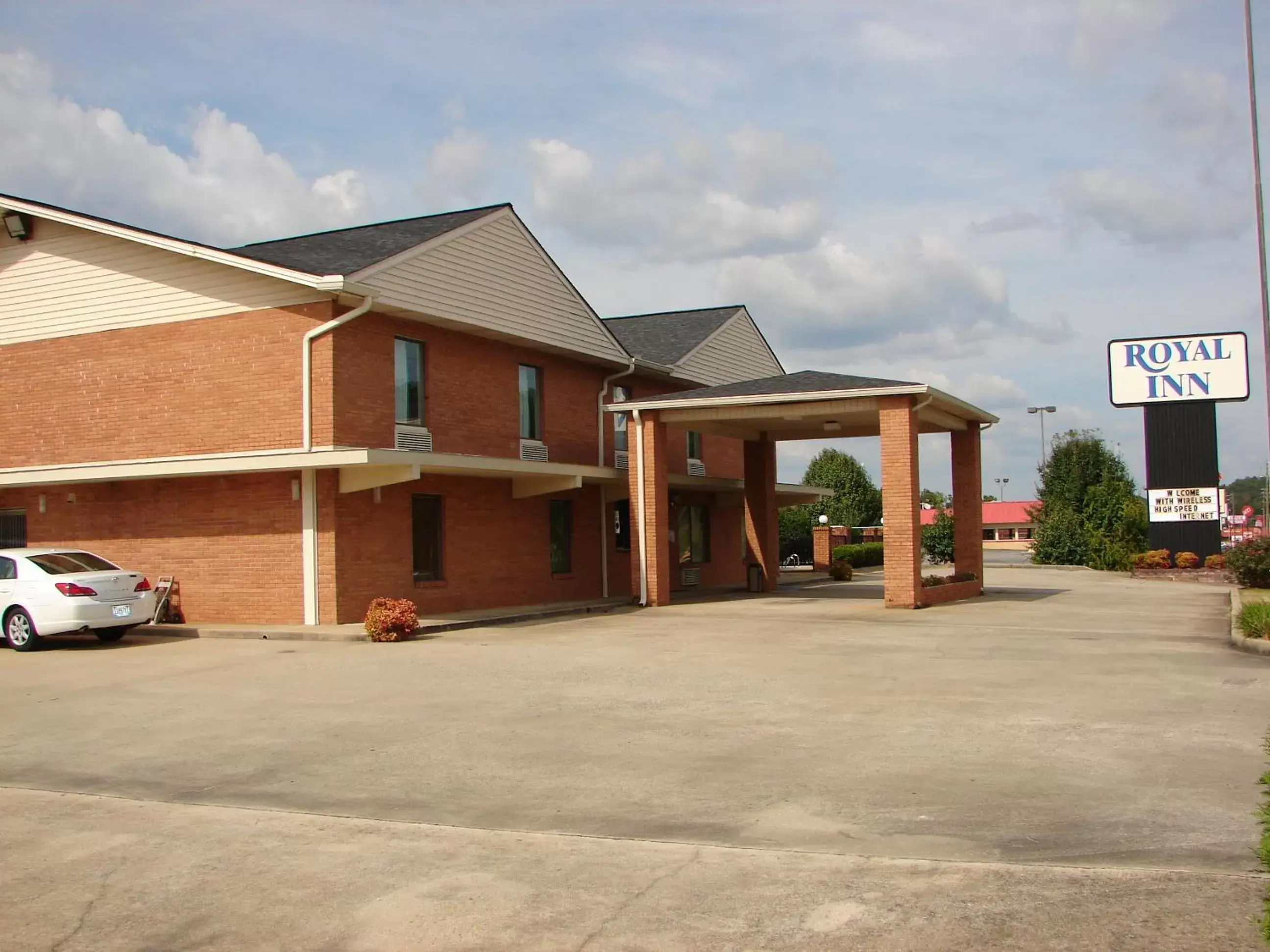 Day, Property Building in Royal Inn - Anniston