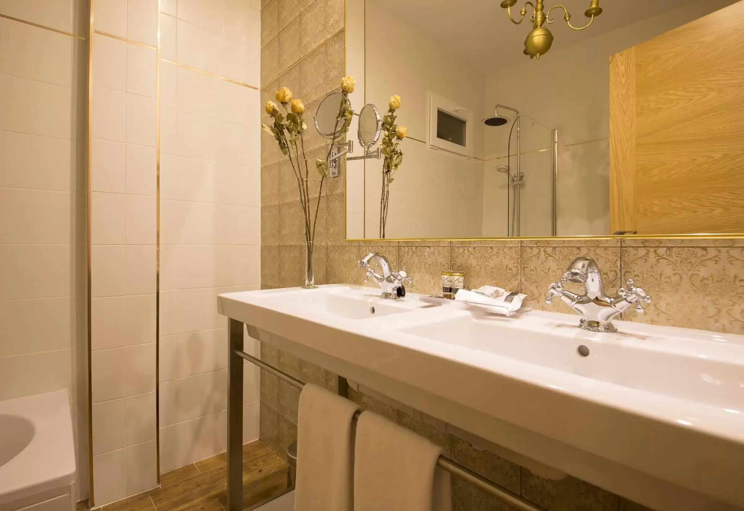 Bathroom in Real Segovia by Recordis Hotels