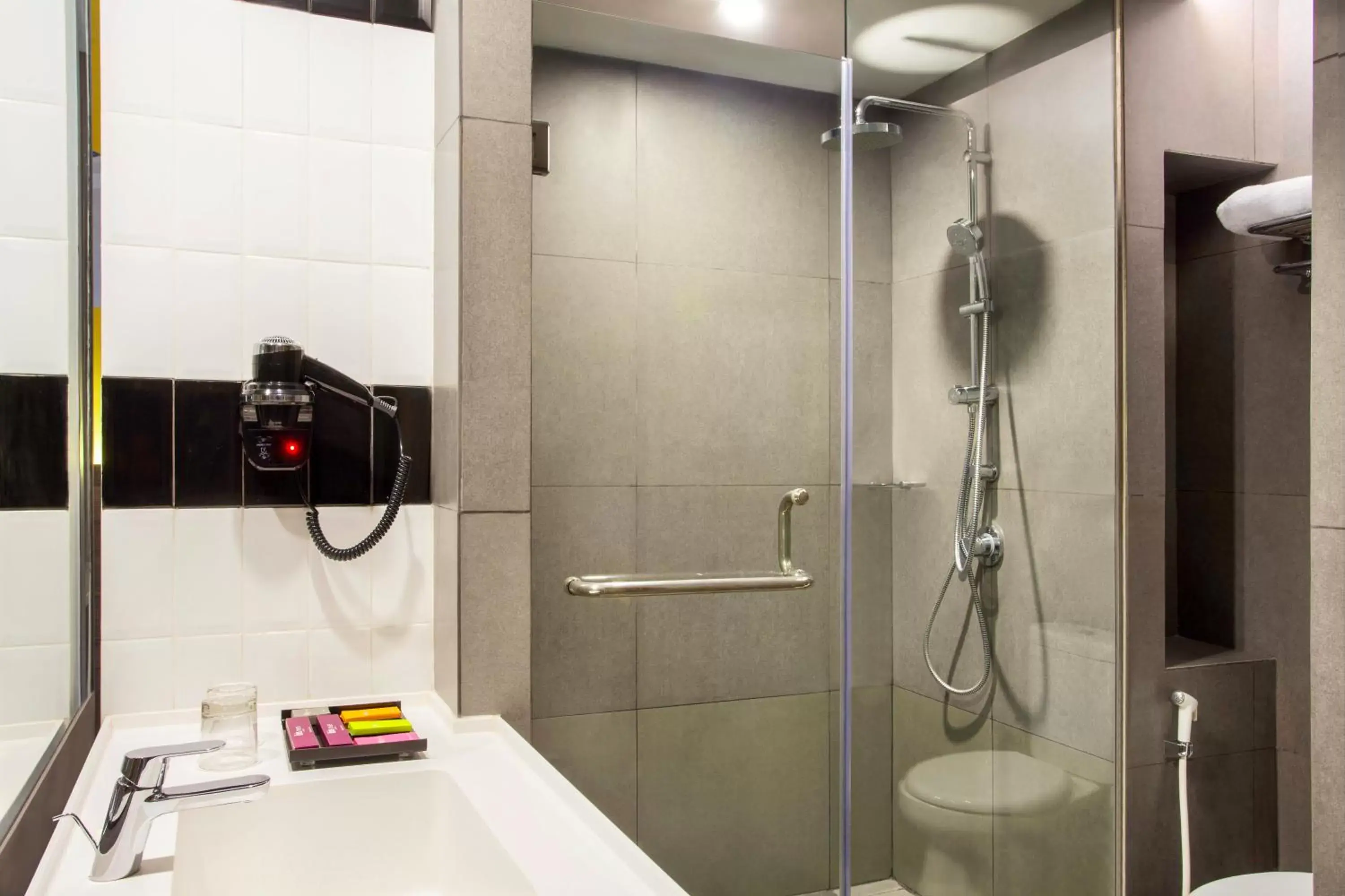 Bathroom in ibis Styles Bekasi Jatibening