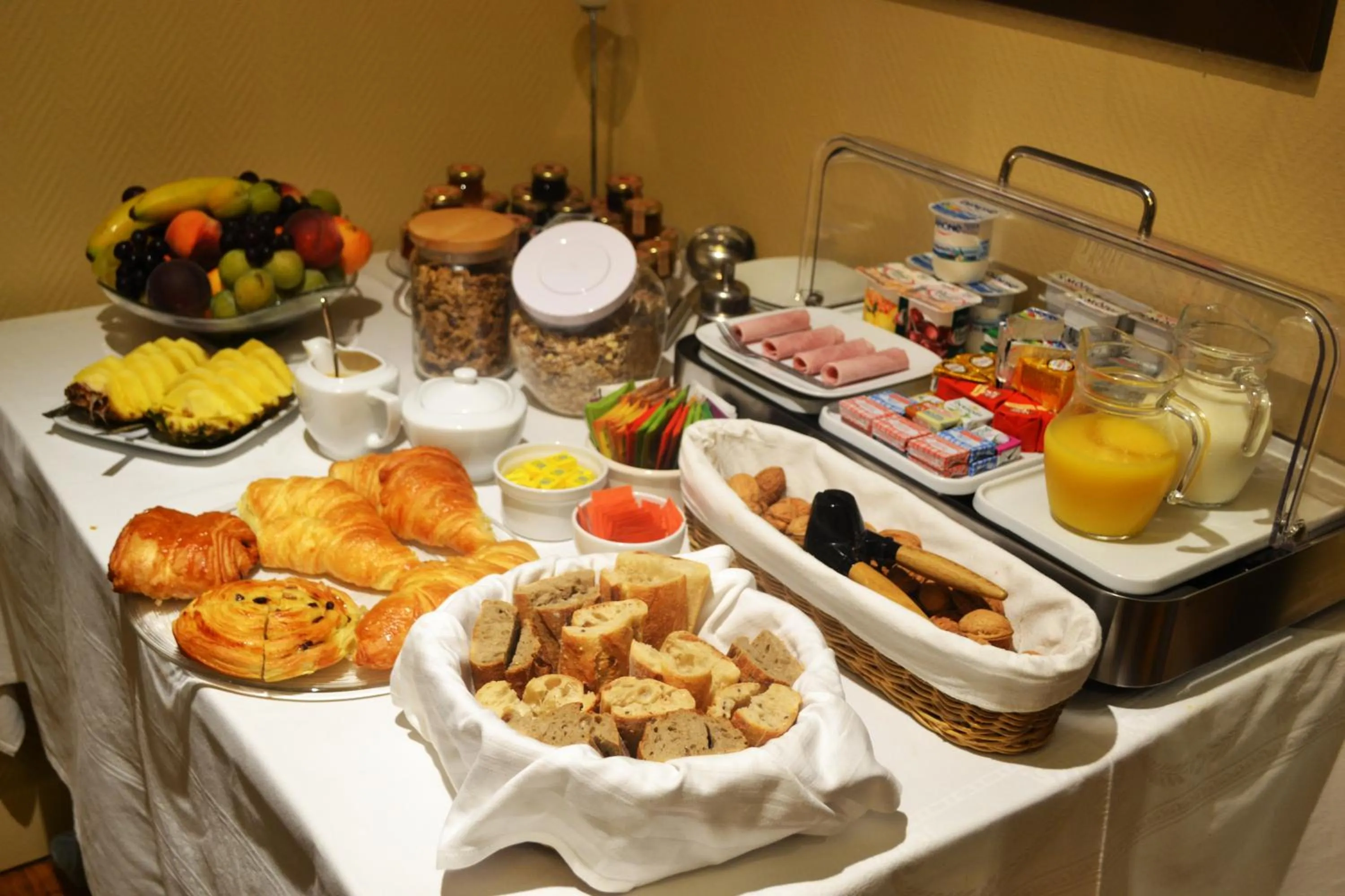 Buffet breakfast in Hotel Windsor Home