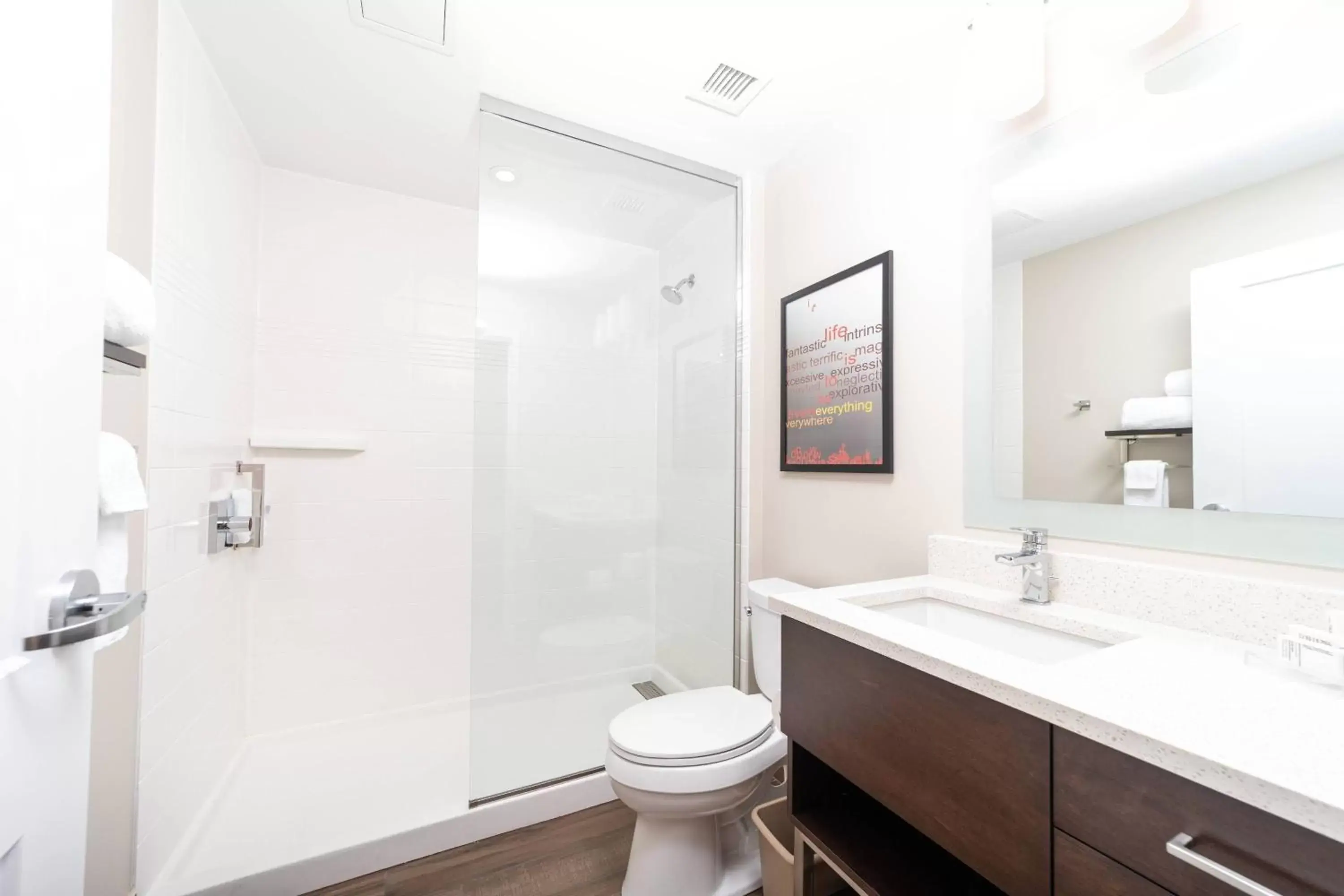 Bathroom in TownePlace Suites by Marriott Petawawa