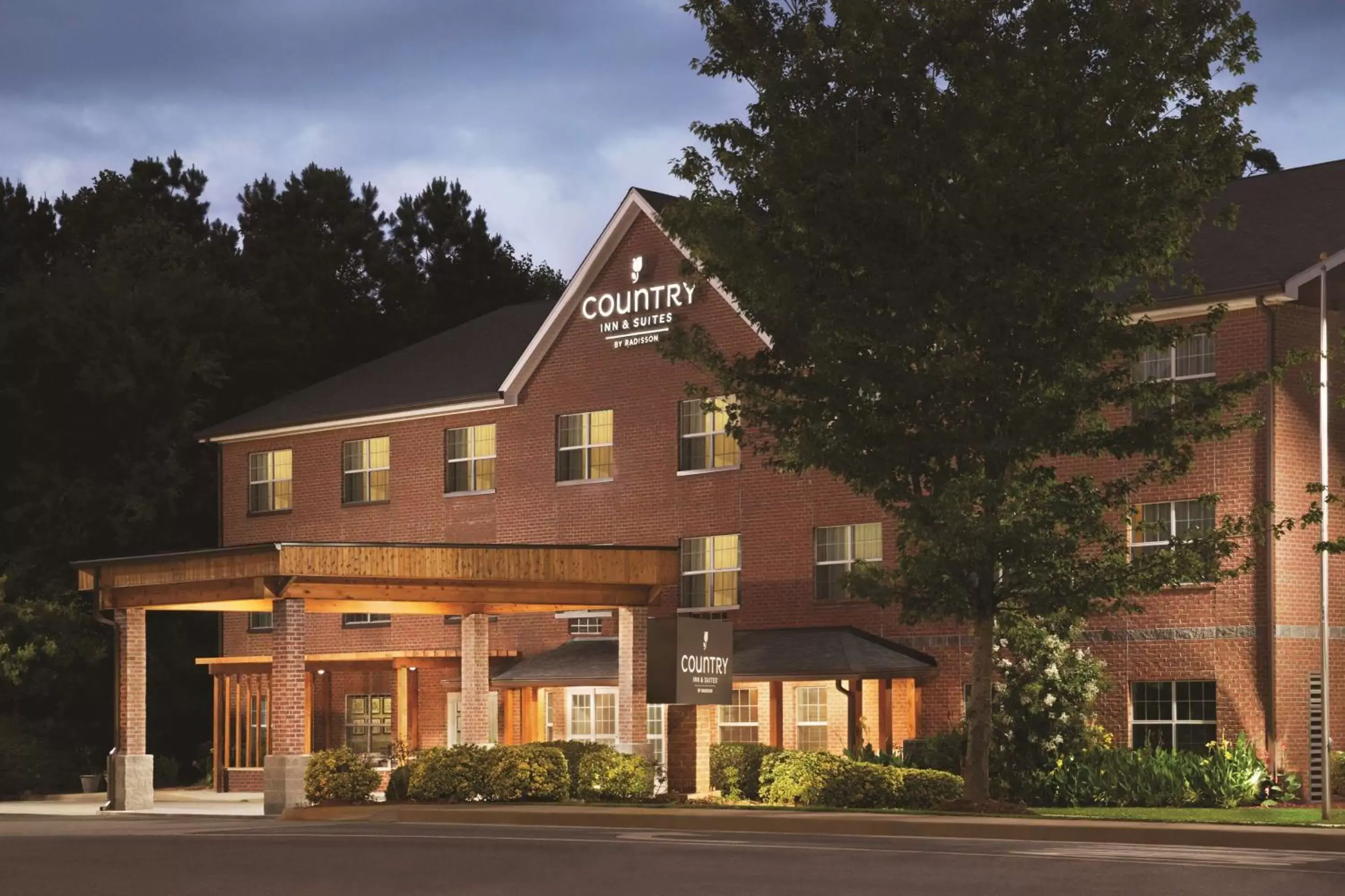 Property Building in Country Inn & Suites by Radisson, Newnan, GA