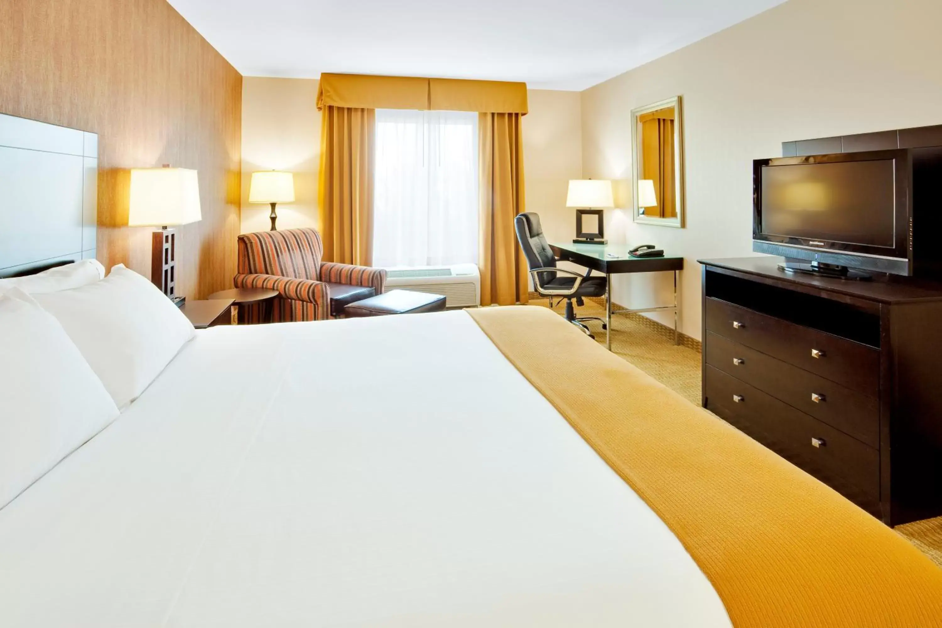 Bedroom, Bed in Holiday Inn Express Hotel & Suites Lebanon, an IHG Hotel