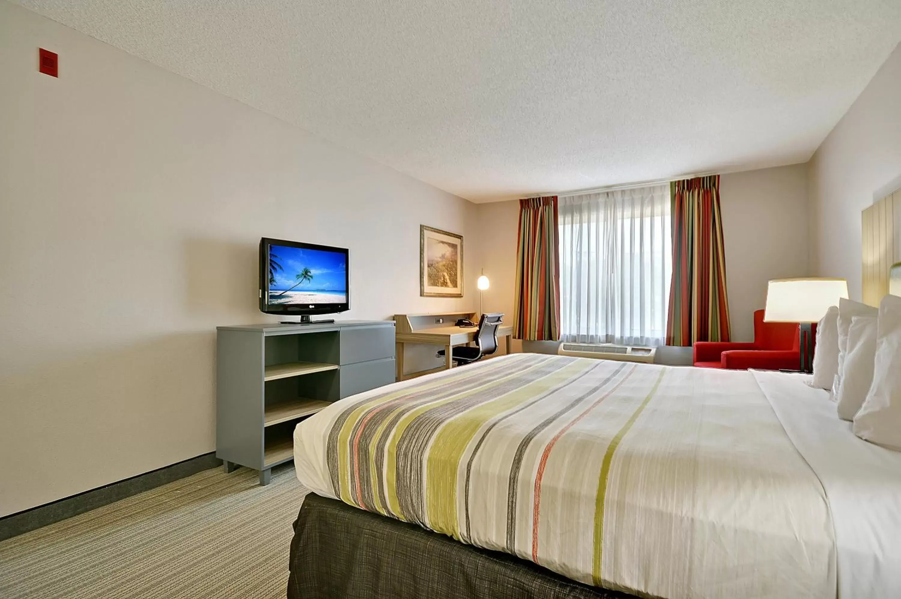 Bedroom, TV/Entertainment Center in Country Inn & Suites by Radisson, Charleston North, SC