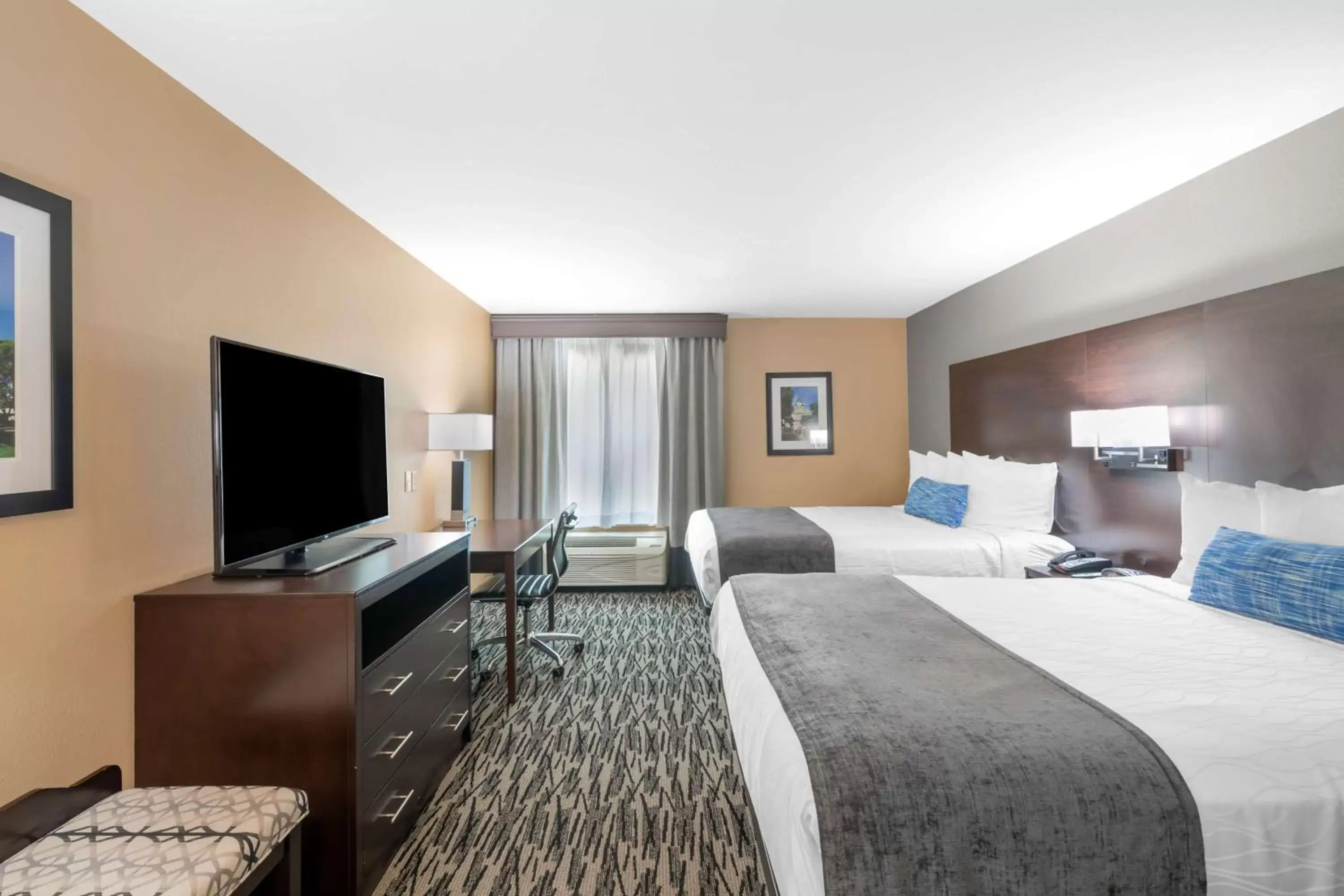 Bedroom, TV/Entertainment Center in Best Western Plus Denton Inn & Suites