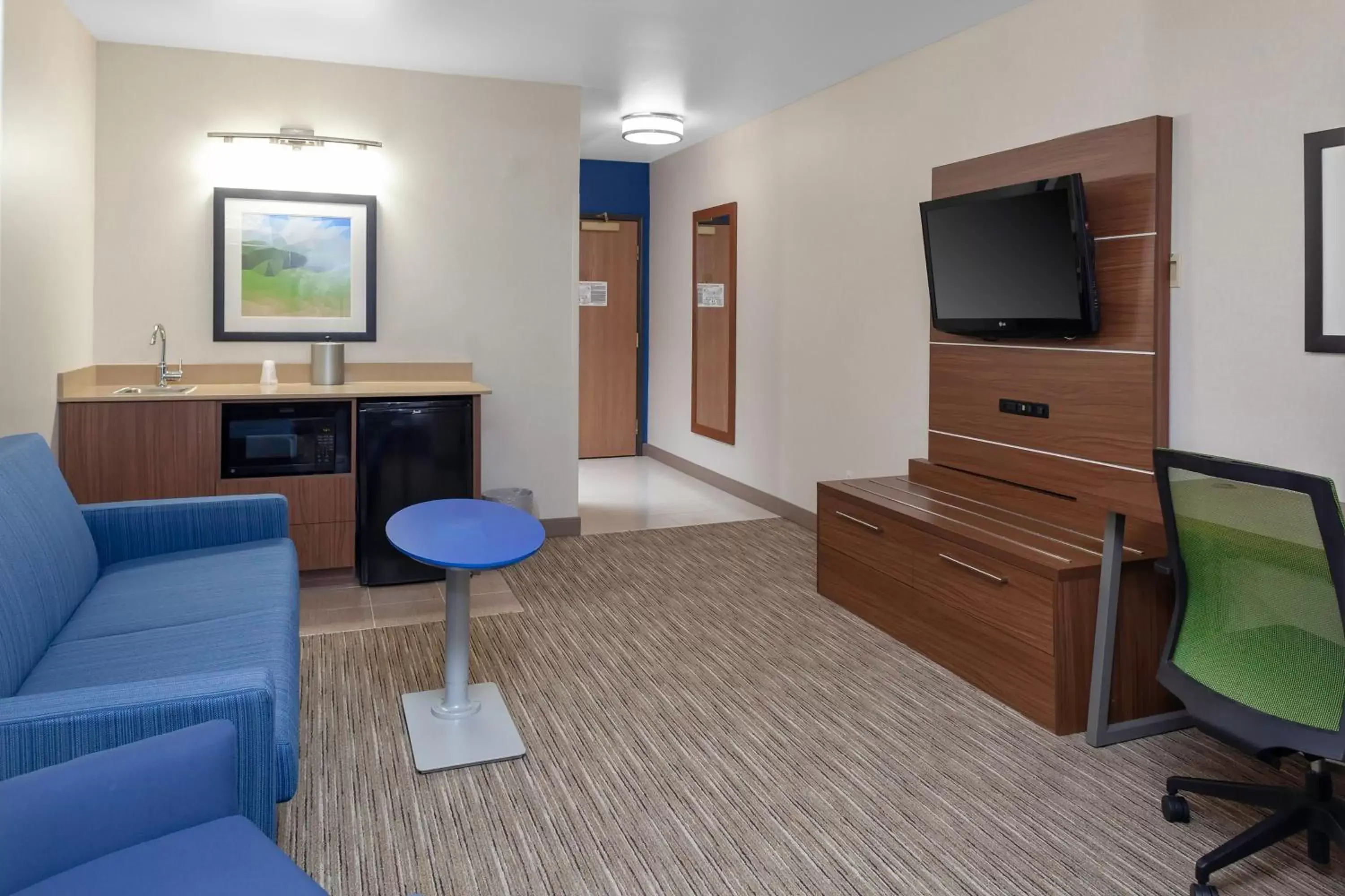 Photo of the whole room, TV/Entertainment Center in Holiday Inn Express Hotel & Suites Coeur D'Alene I-90 Exit 11, an IHG Hotel