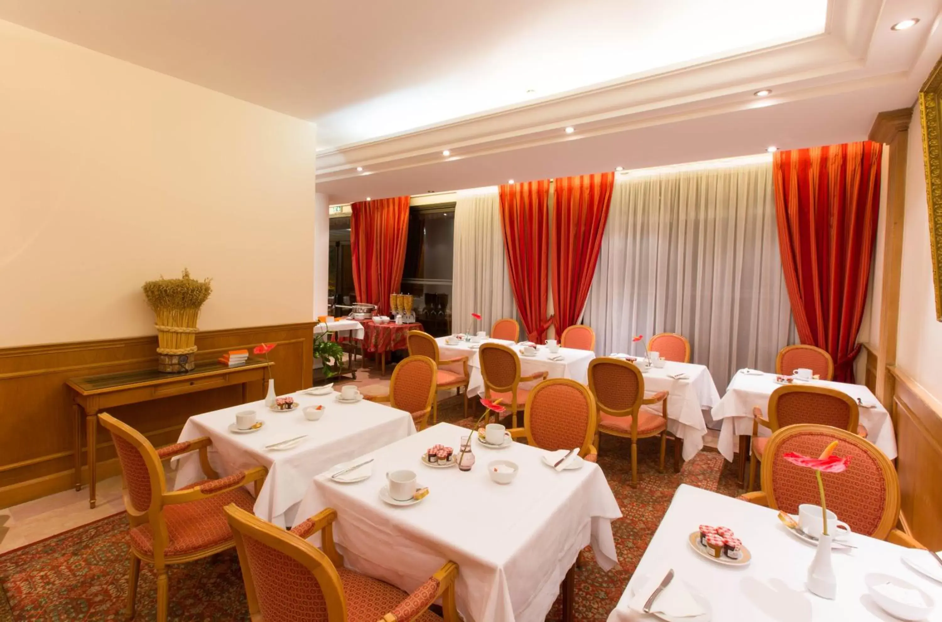 Buffet breakfast, Restaurant/Places to Eat in Sun Riviera Hotel