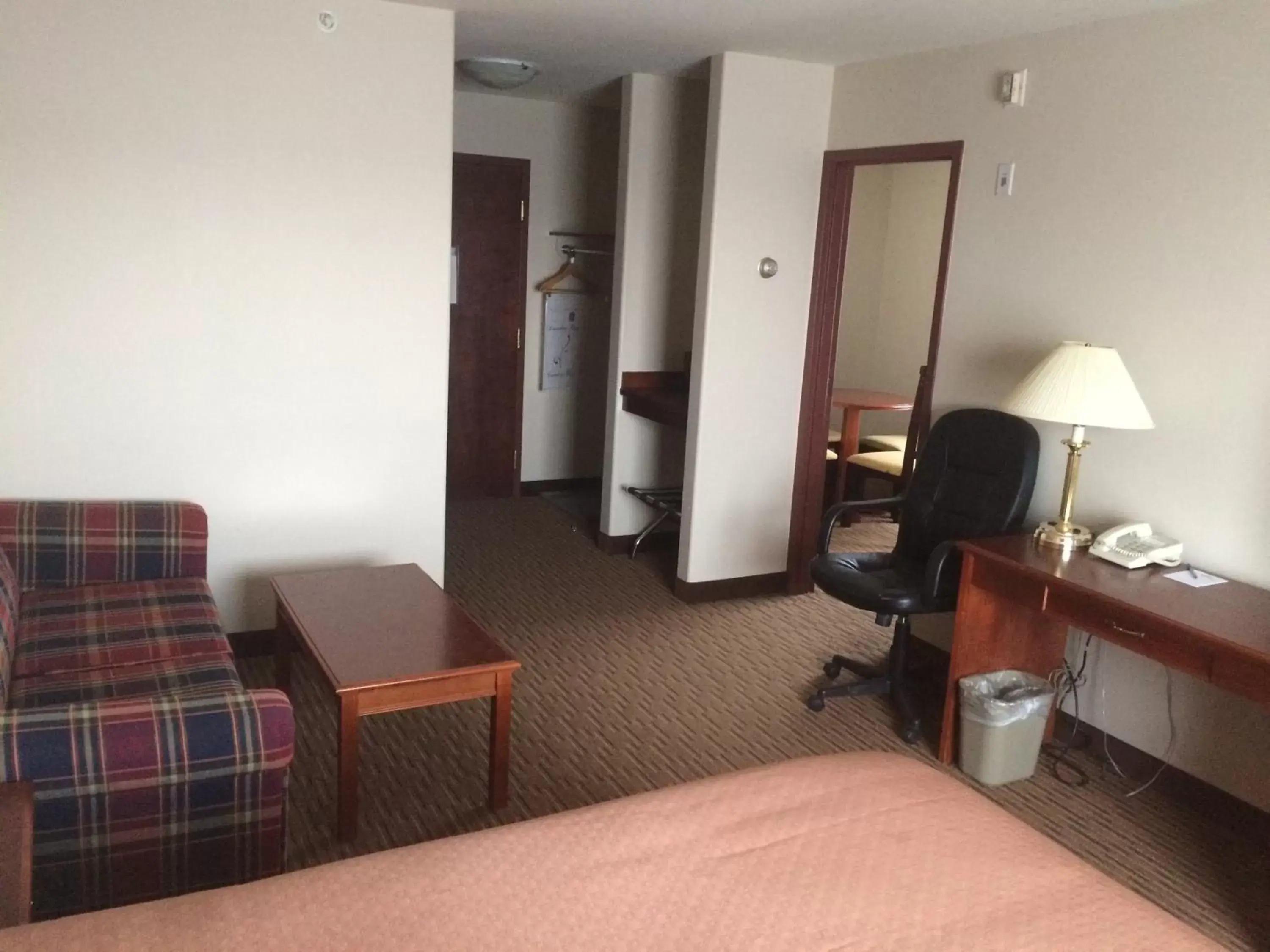 Photo of the whole room, Seating Area in Foxwood Inn and Suites