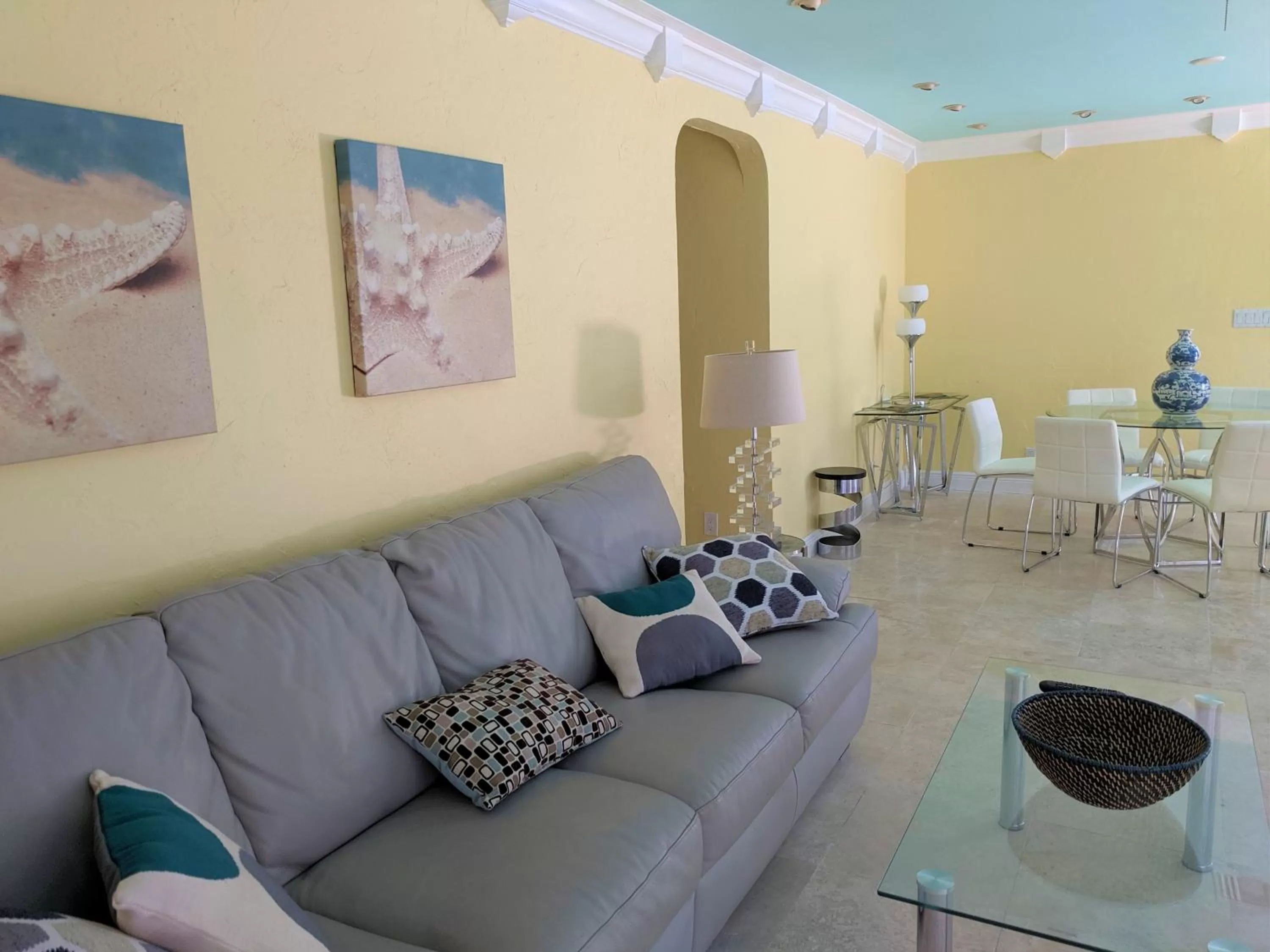 Living room in Manhattan Tower Apartment Hotel