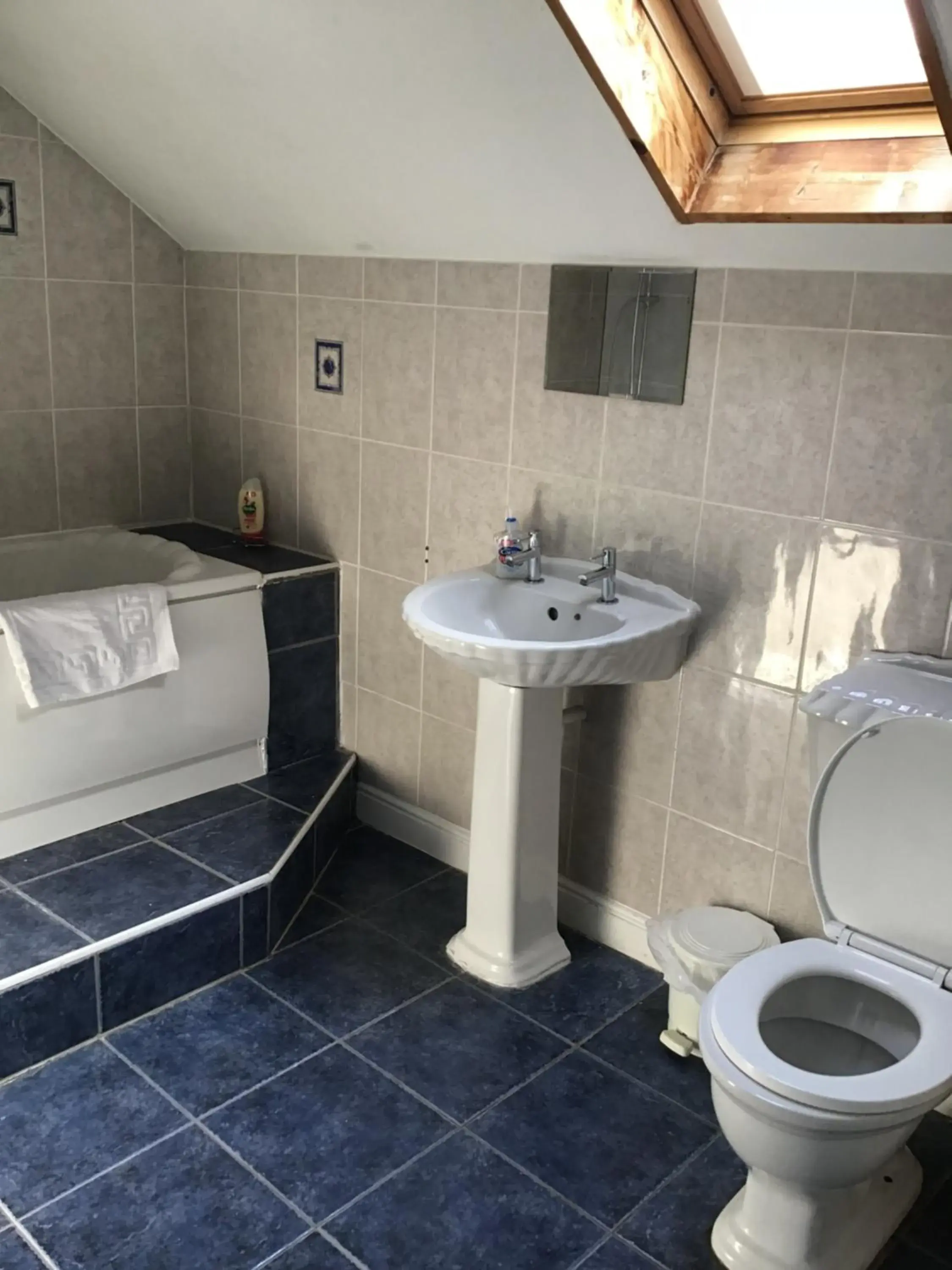 Bathroom in Little Lodge Walcote Lutterworth