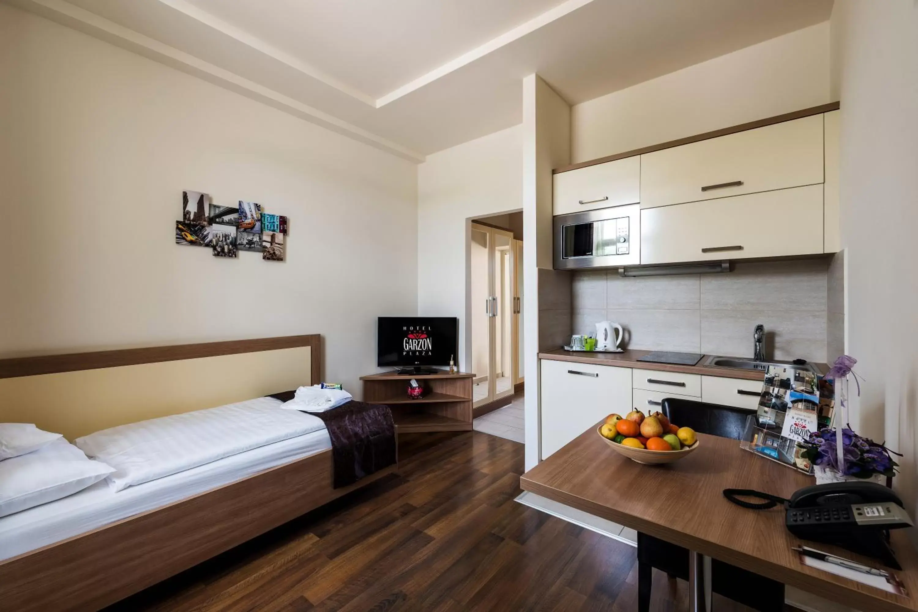 Bedroom, Kitchen/Kitchenette in Hotel Garzon Plaza