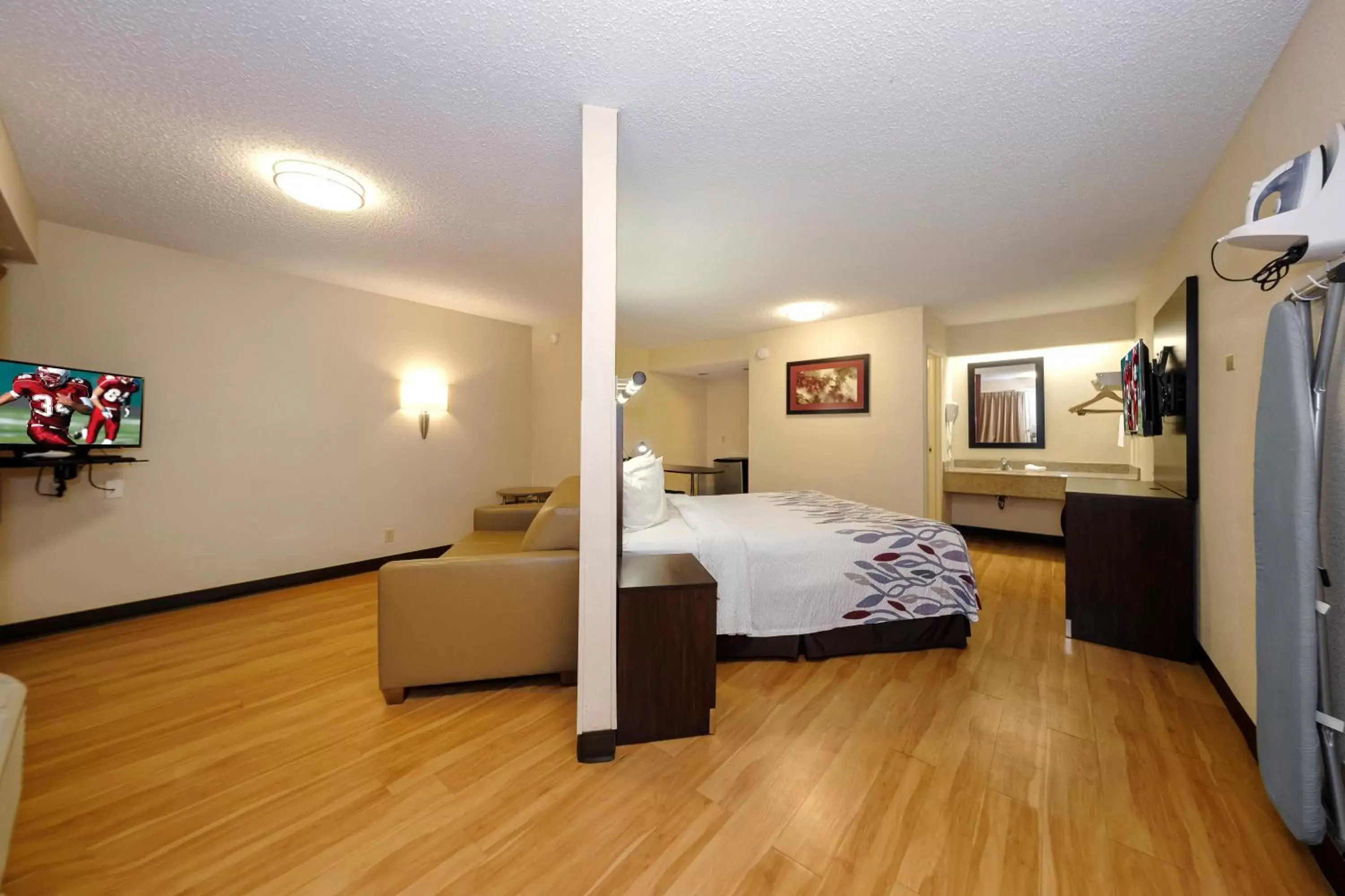 Photo of the whole room, Bed in Red Roof Inn Dallas - DFW Airport North