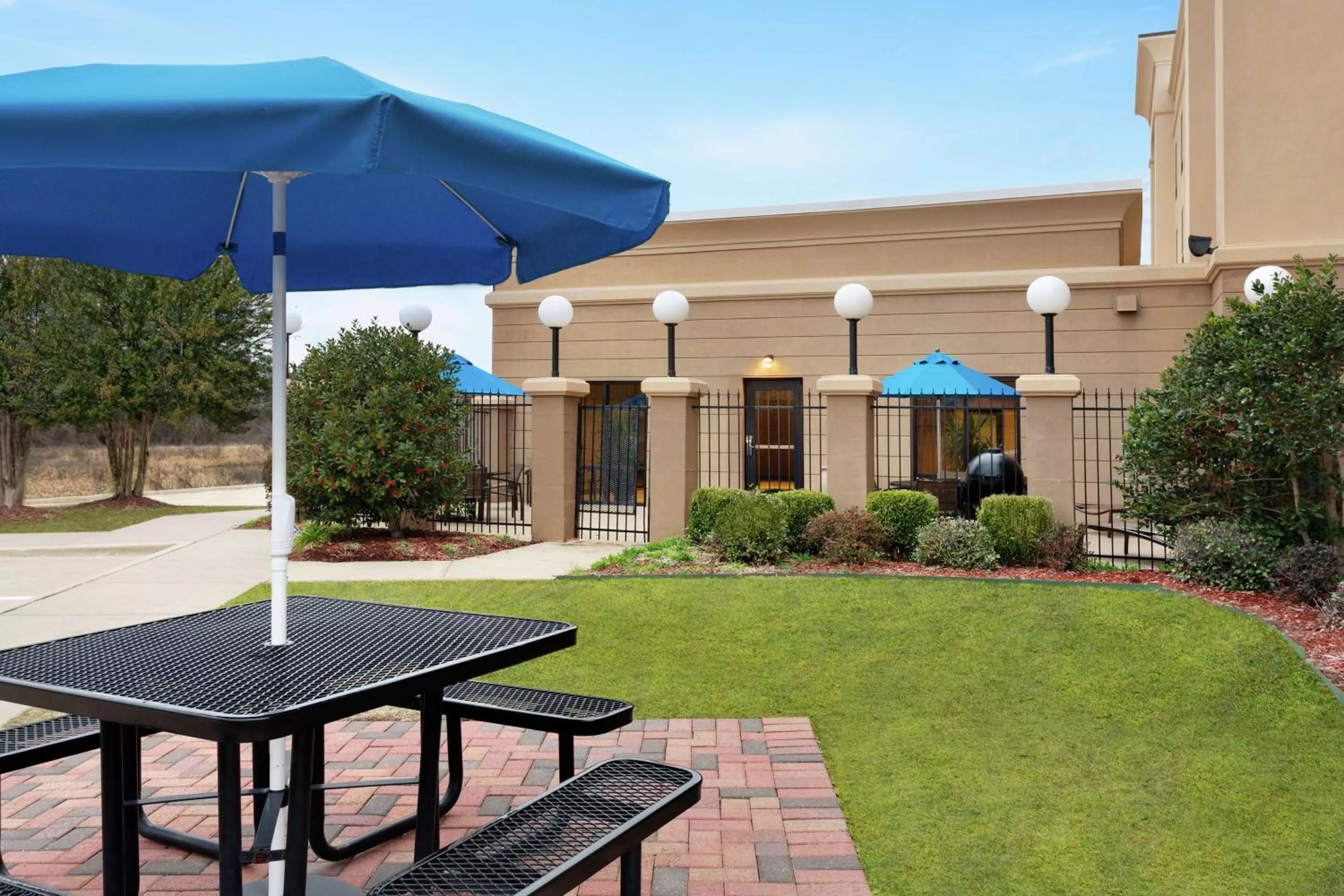 Patio in Hampton Inn & Suites Pine Bluff