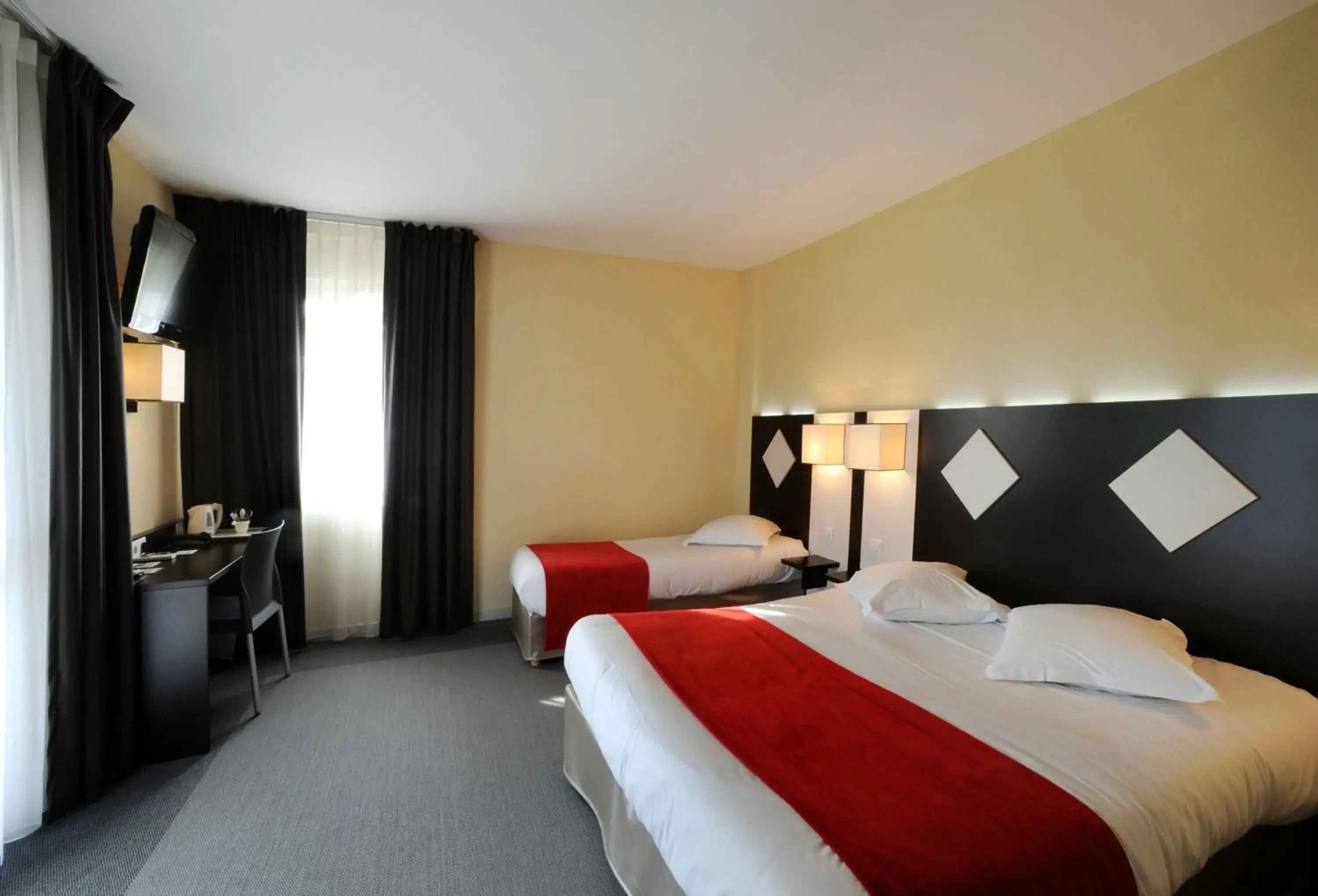 Photo of the whole room, Bed in Comfort Hotel Saintes