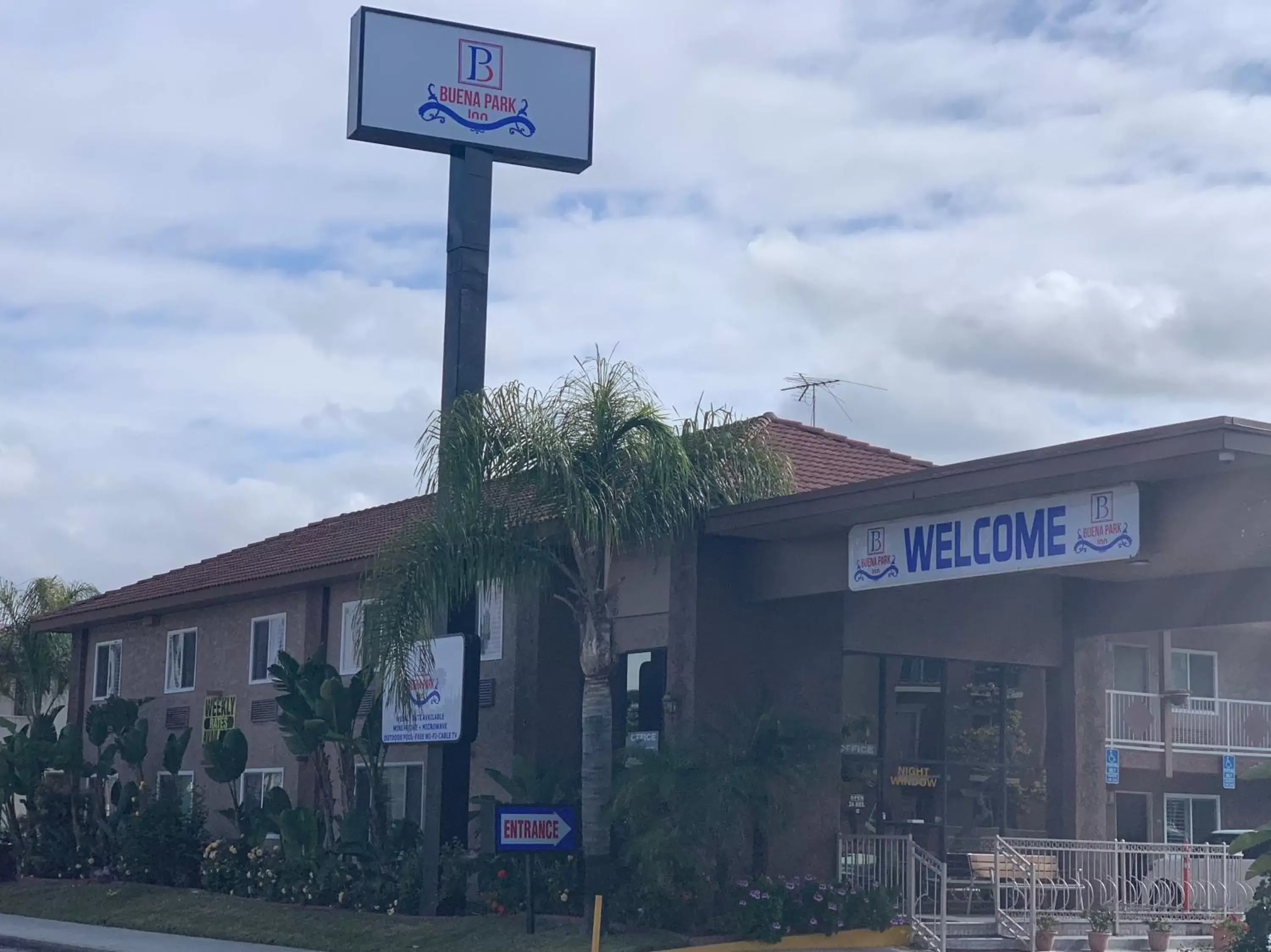 Facade/entrance, Property Building in Buena Park Inn