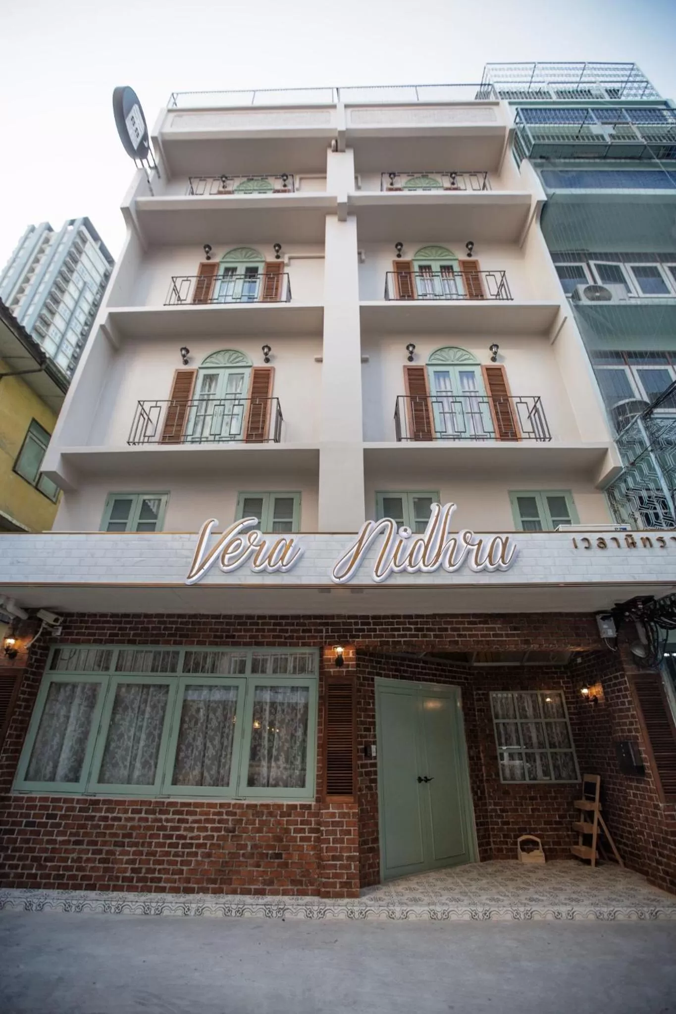 Property building in Vera Nidhra - Self check-in after 6pm