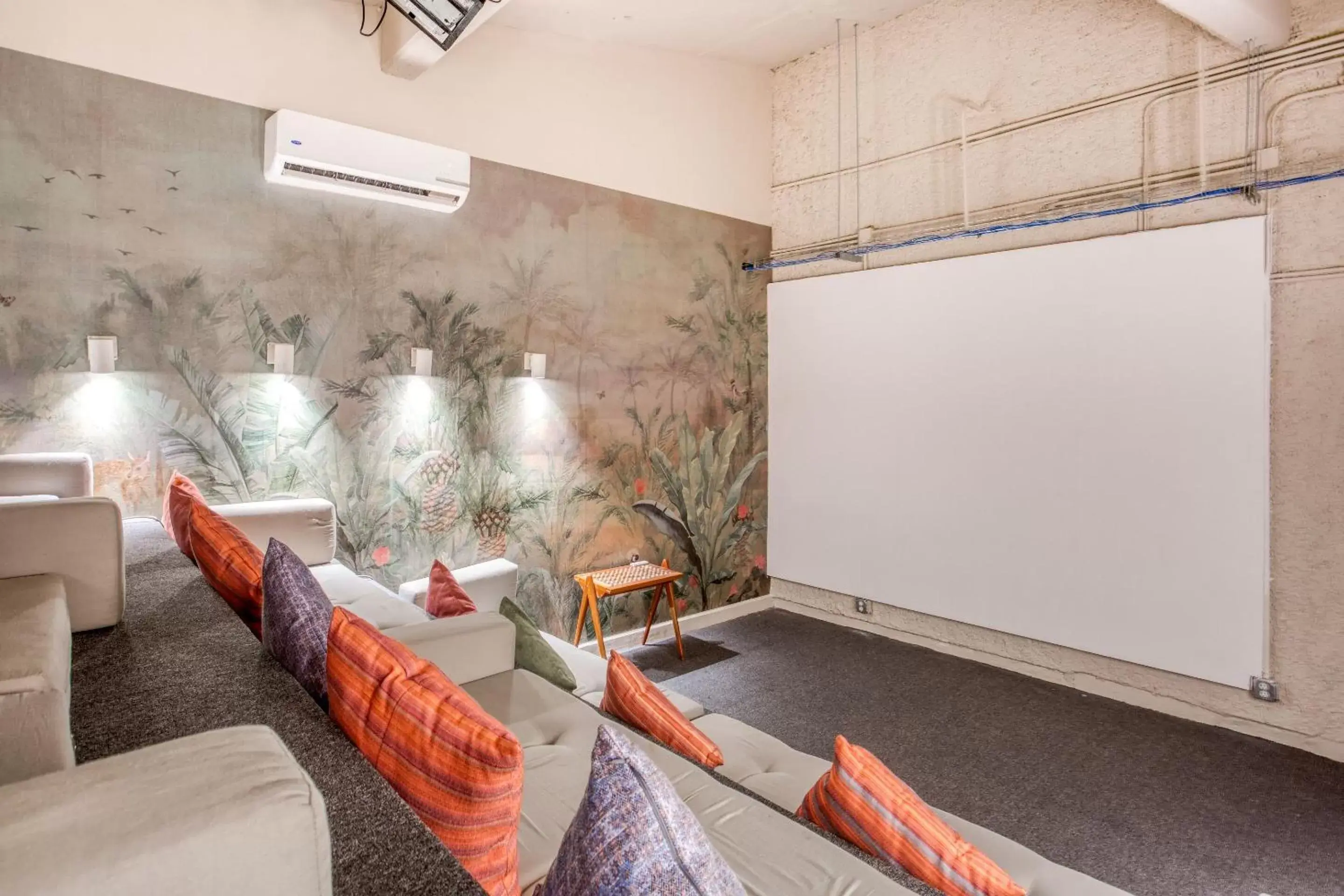 Communal lounge/ TV room in Selina Cancun Laguna Hotel Zone