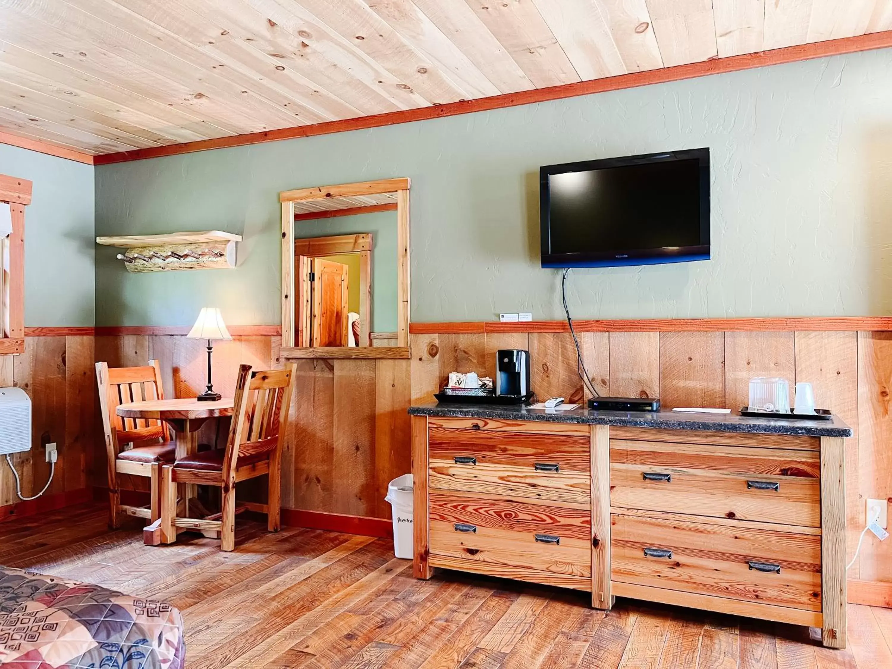 Seating area, TV/Entertainment Center in Cranberry Inn