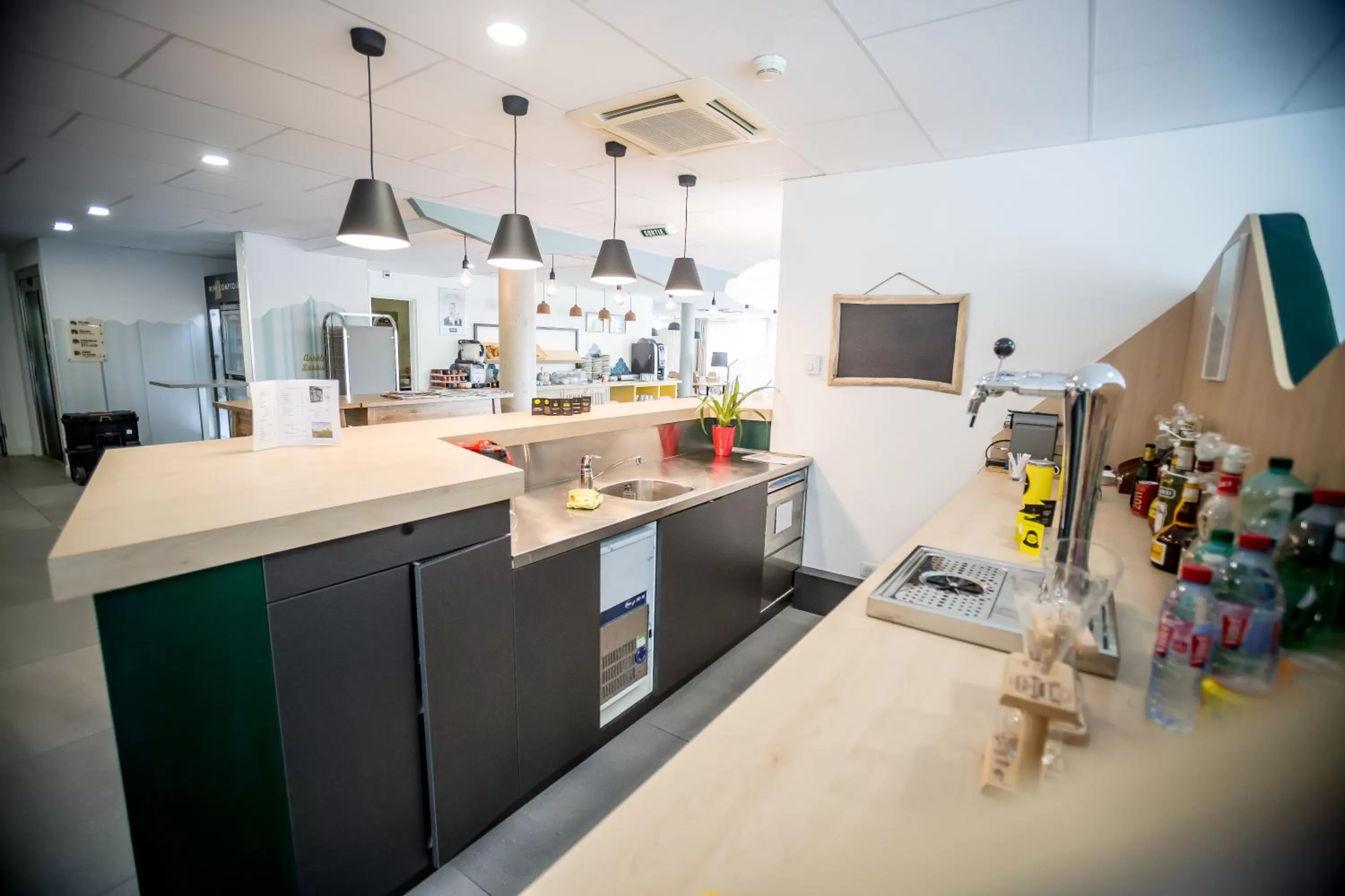 Lounge or bar in Kyriad Clermont-Ferrand-Sud - La Pardieu