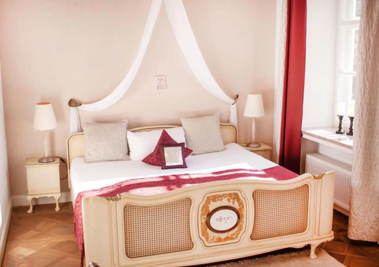 Queen Room with Balcony - single occupancy in Naturschlosshotel Blumenthal