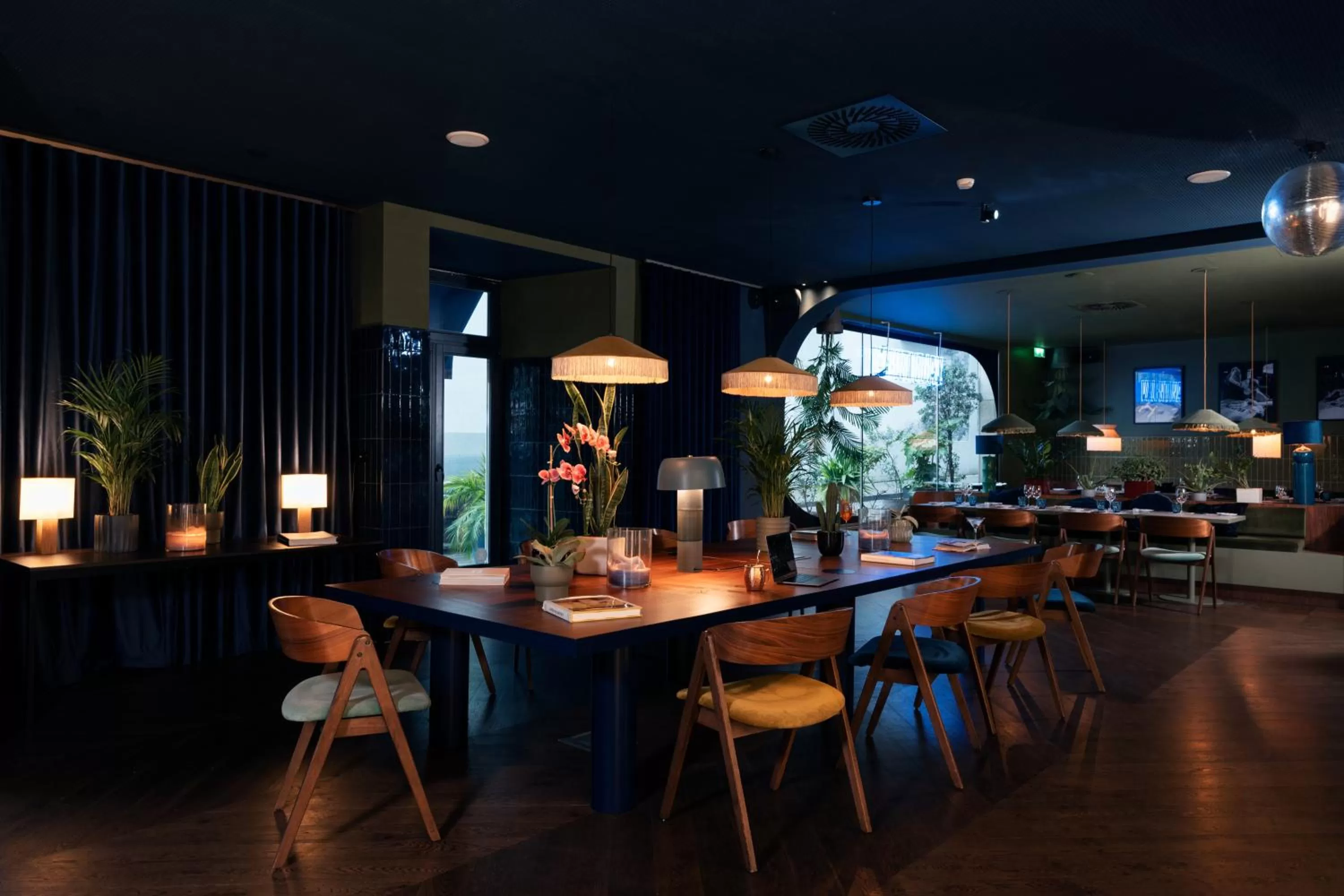 Restaurant/places to eat in chic&basic Gravity