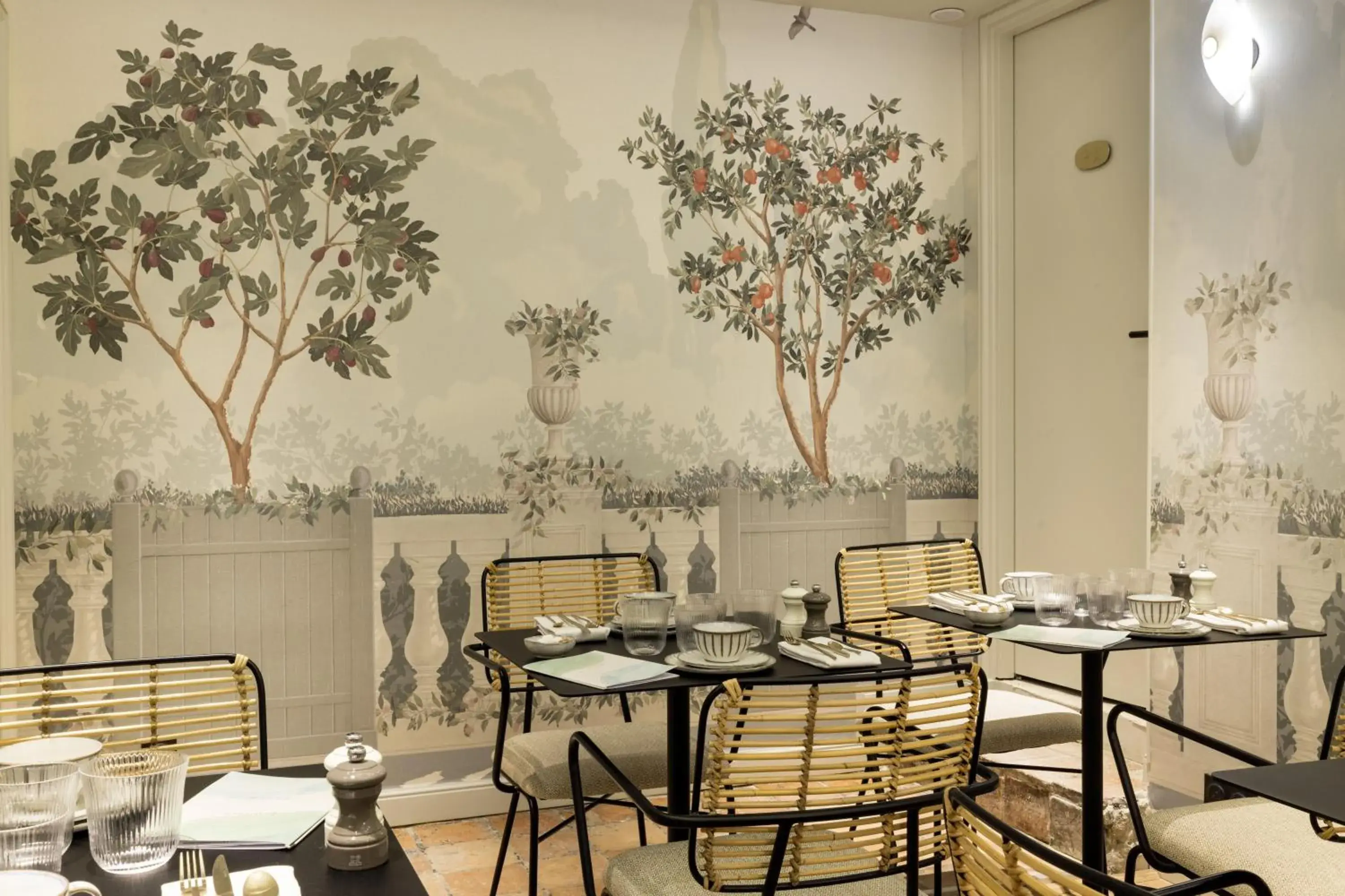 Breakfast in Hotel L de Lutece - Notre-Dame Breakfast in Hotel L de Lutece - Notre-Dame