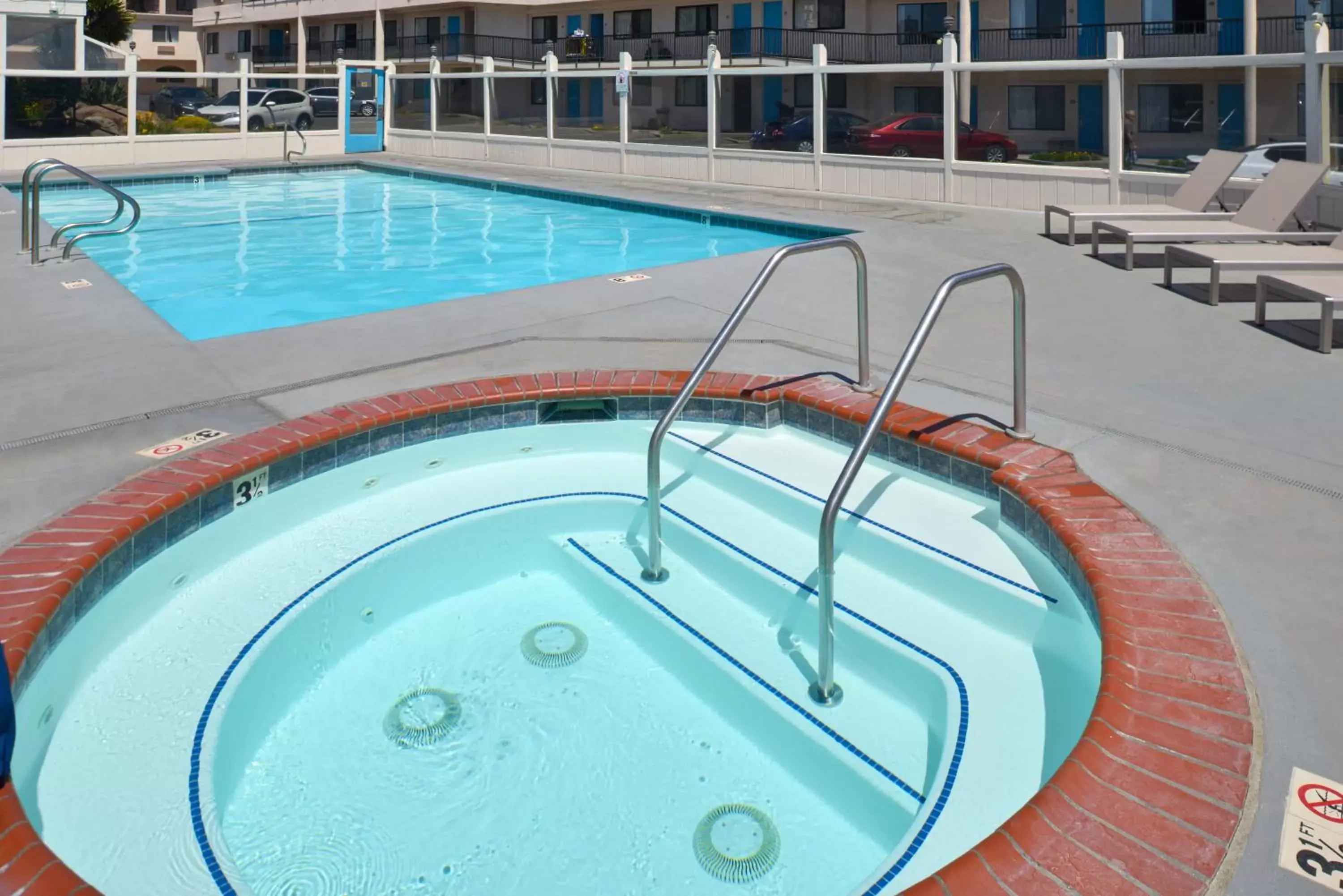 Hot Tub, Swimming Pool in Edgewater Inn and Suites