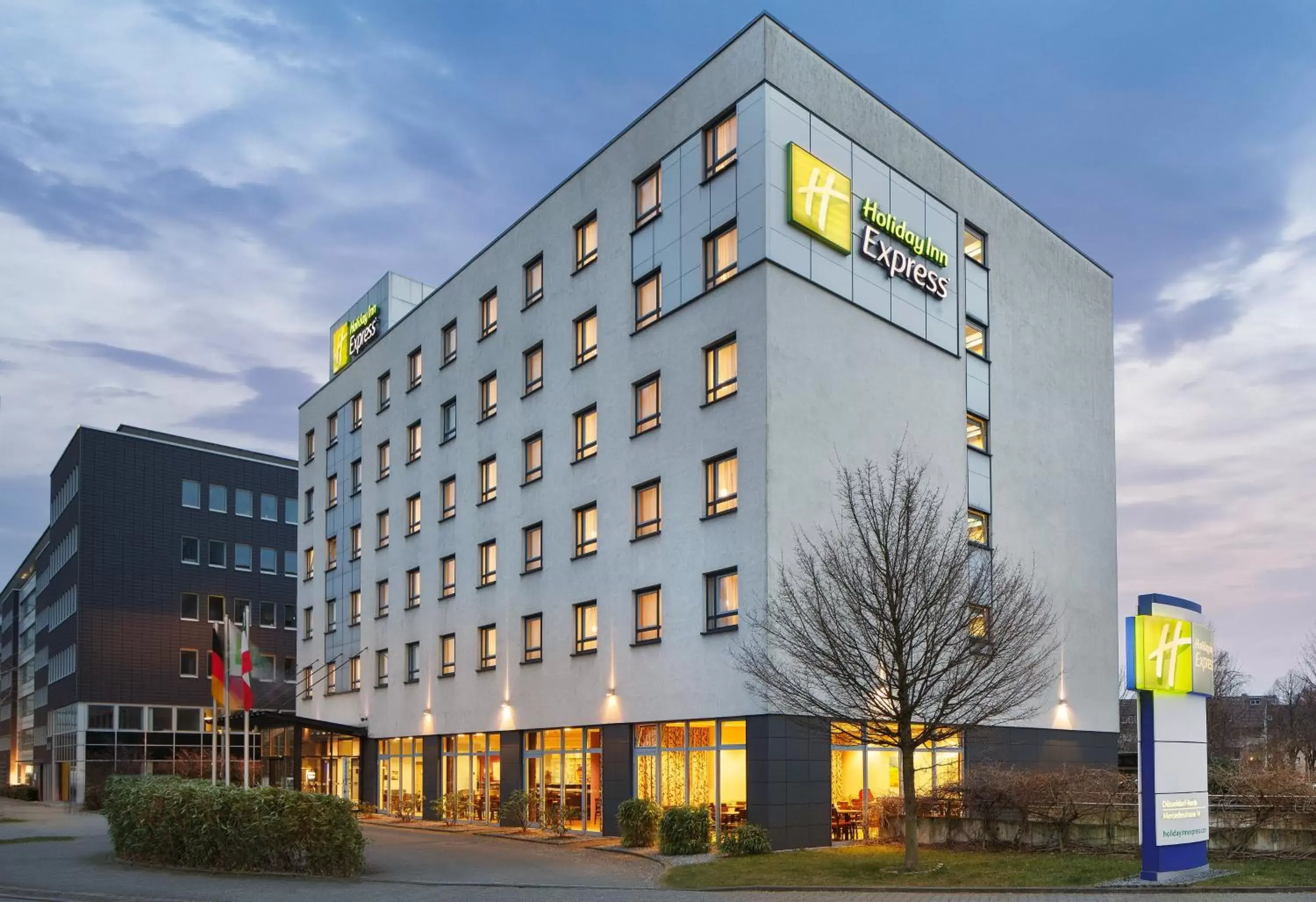 Property Building in Holiday Inn Express Duesseldorf City Nord, an IHG Hotel