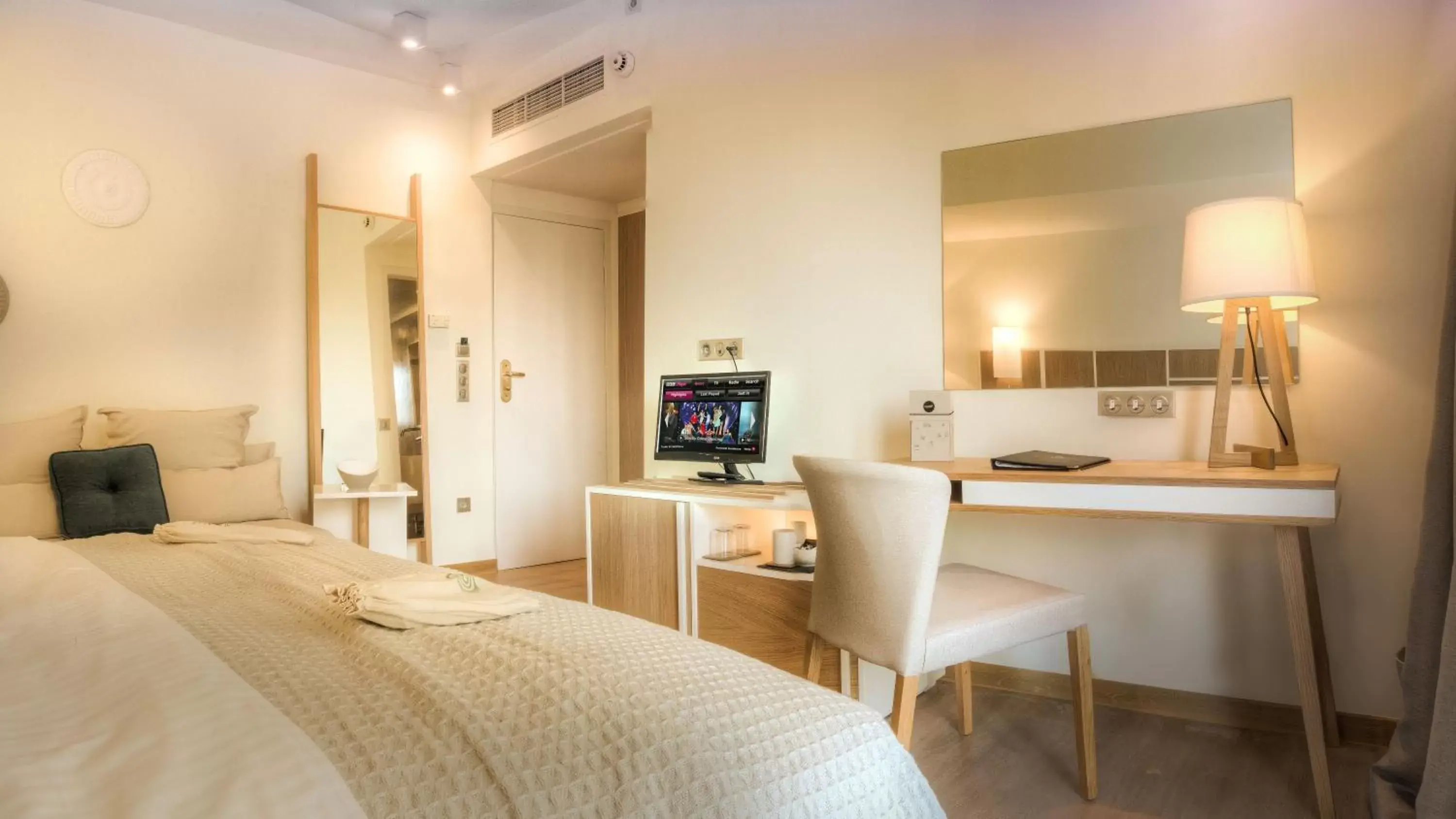 TV and multimedia, Room Photo in St George Lycabettus Lifestyle Hotel