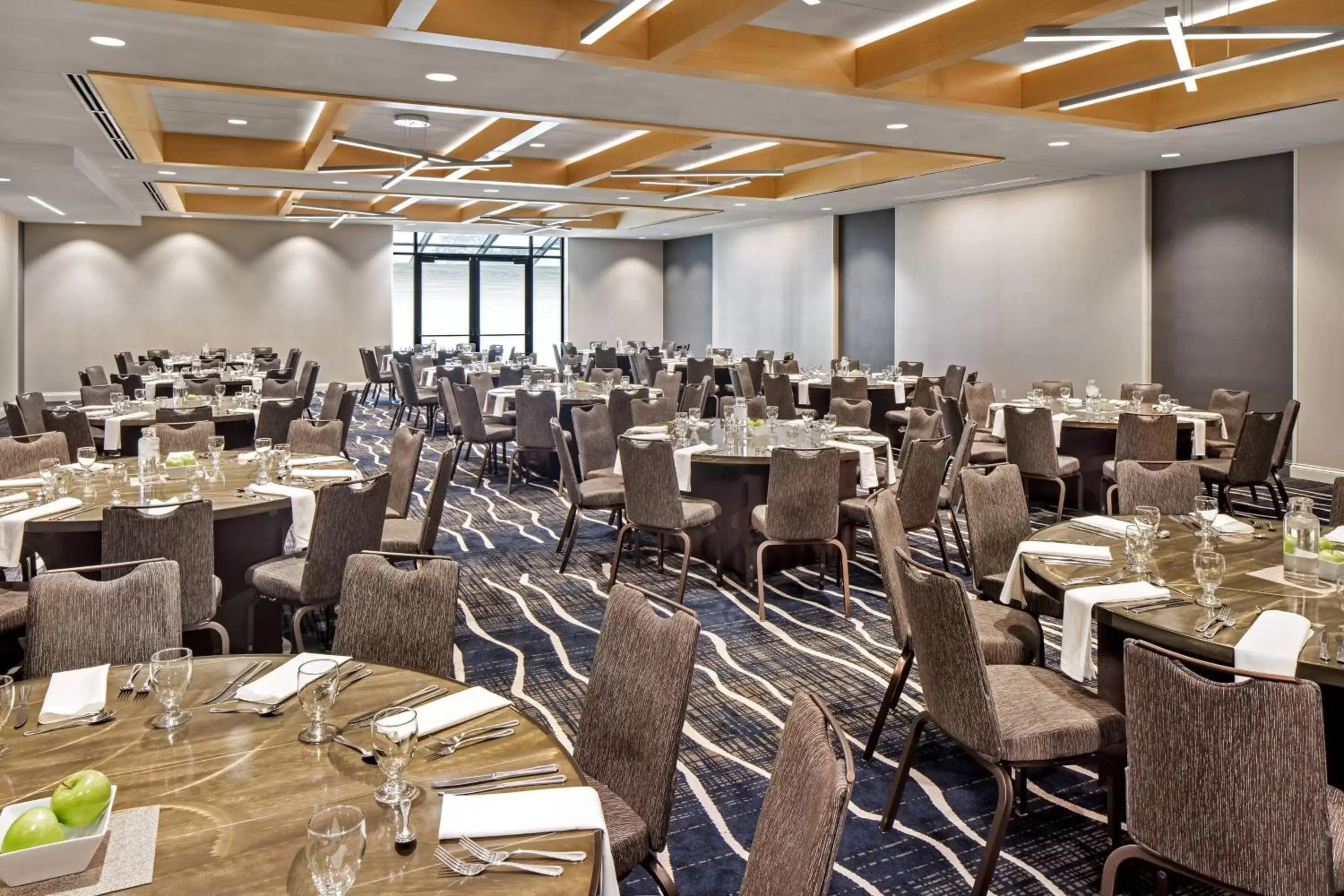 Meeting/conference room, Restaurant/Places to Eat in Delta Hotels by Marriott Minneapolis Northeast