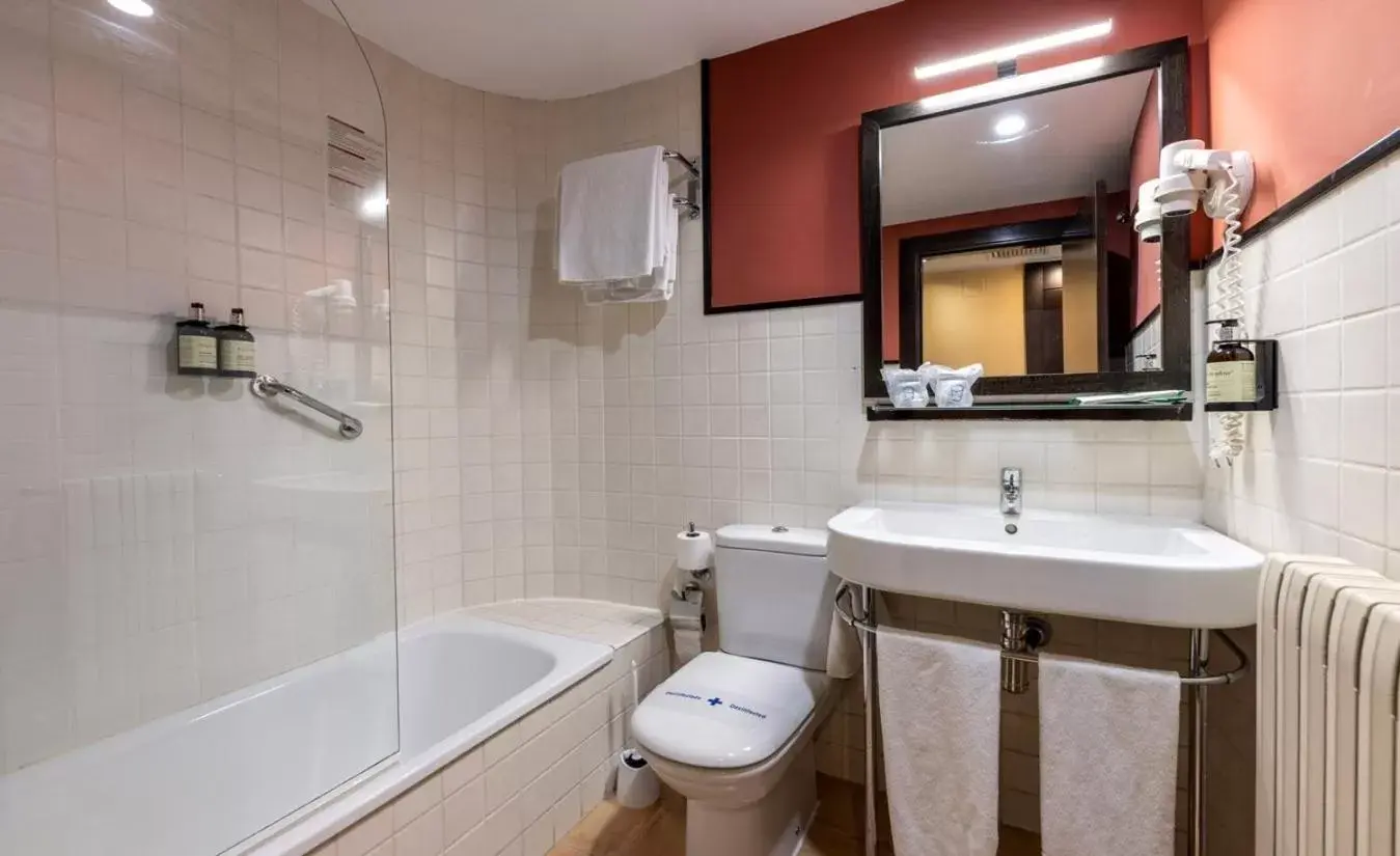 Bathroom in Hotel Monasterio Benedictino Bathroom in Hotel Monasterio Benedictino