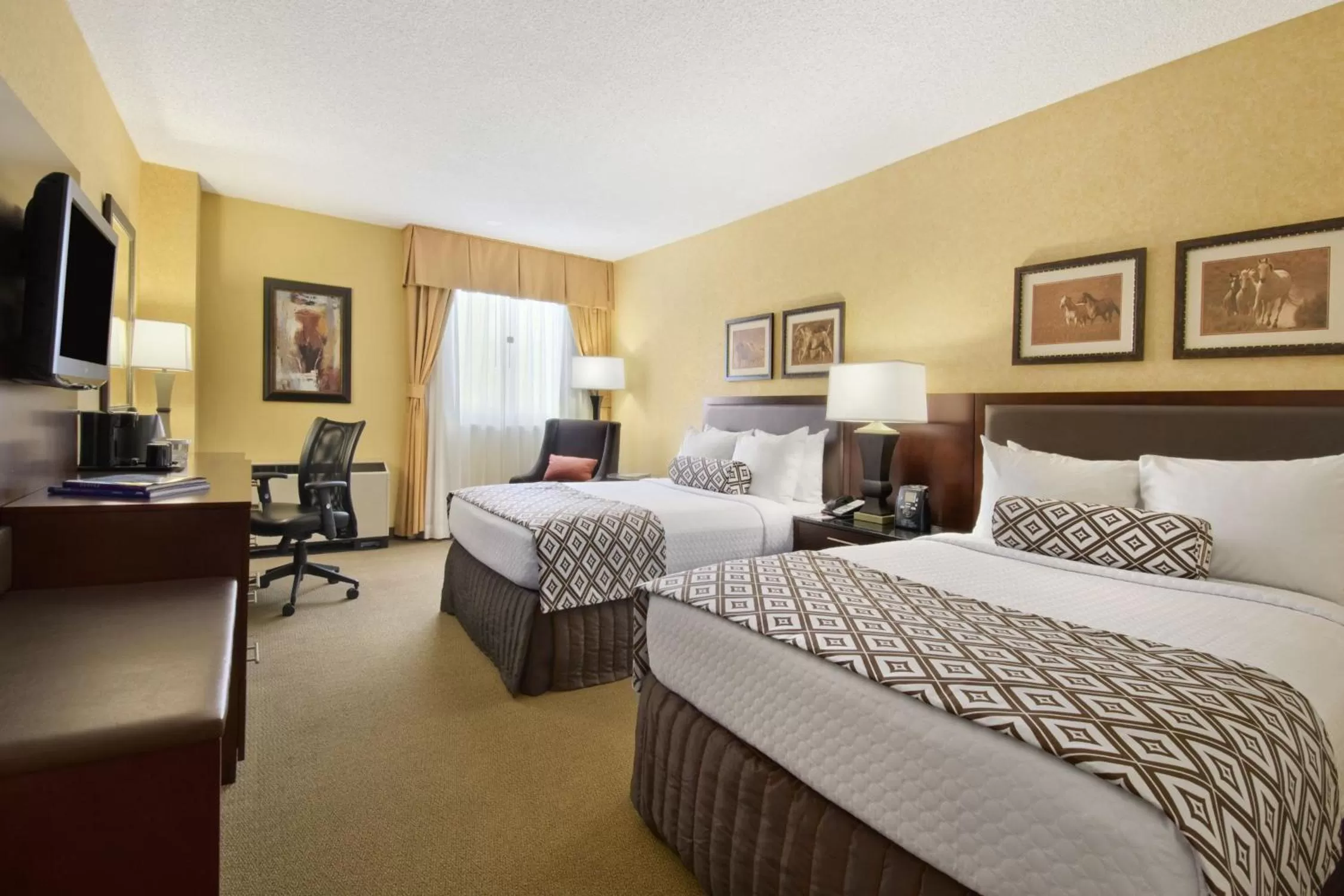 Photo of the whole room, Bed in Crowne Plaza Denver International Airport, an IHG Hotel