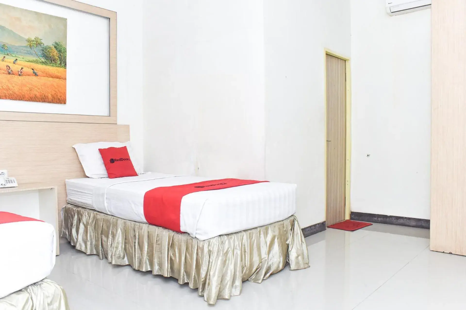 Bed in RedDoorz Plus near Sultan Hasanuddin Airport