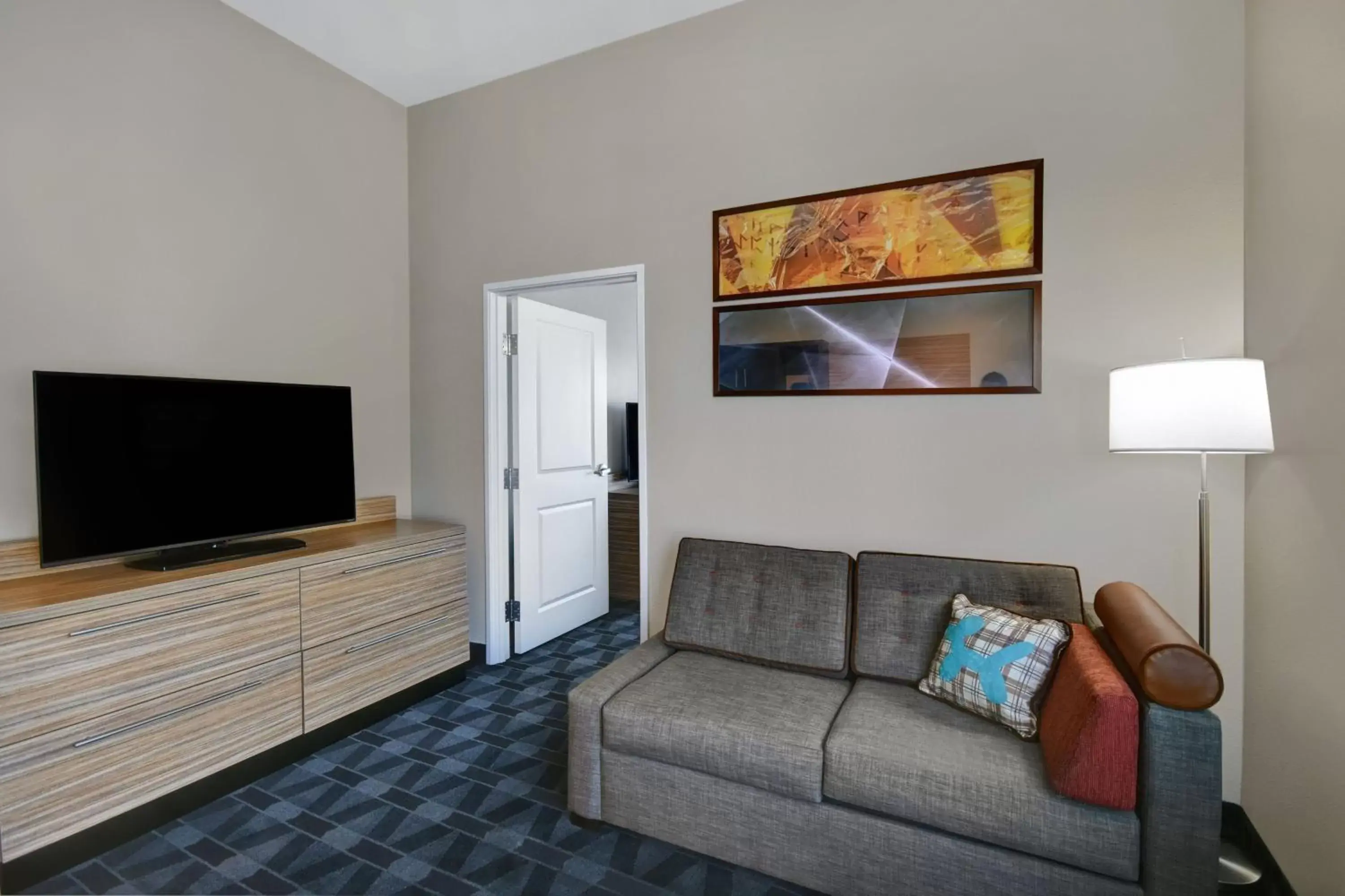 Living room, TV/Entertainment Center in TownePlace Suites by Marriott Grand Rapids Wyoming