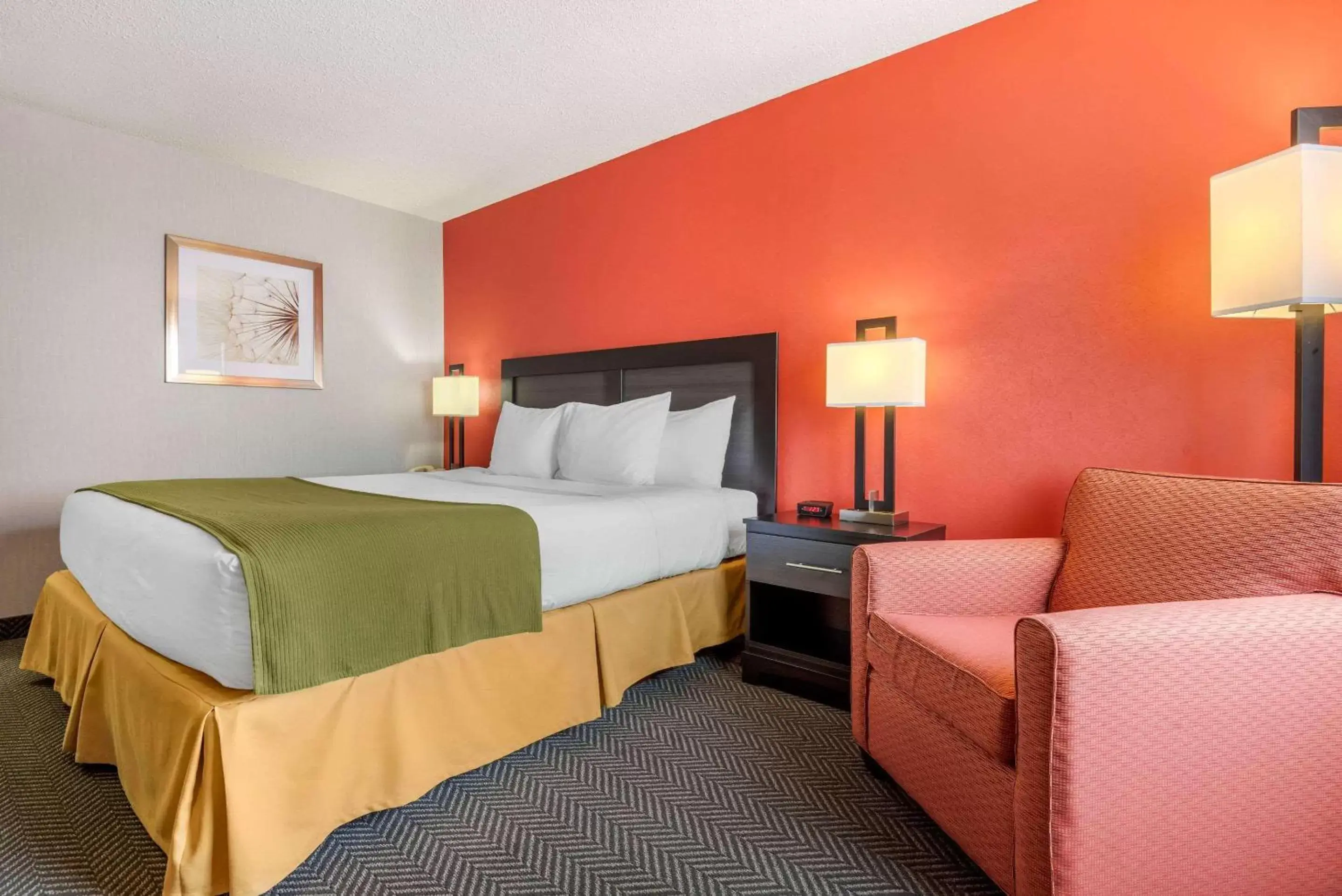 Bed in Quality Inn & Suites Toronto West 401-Dixie