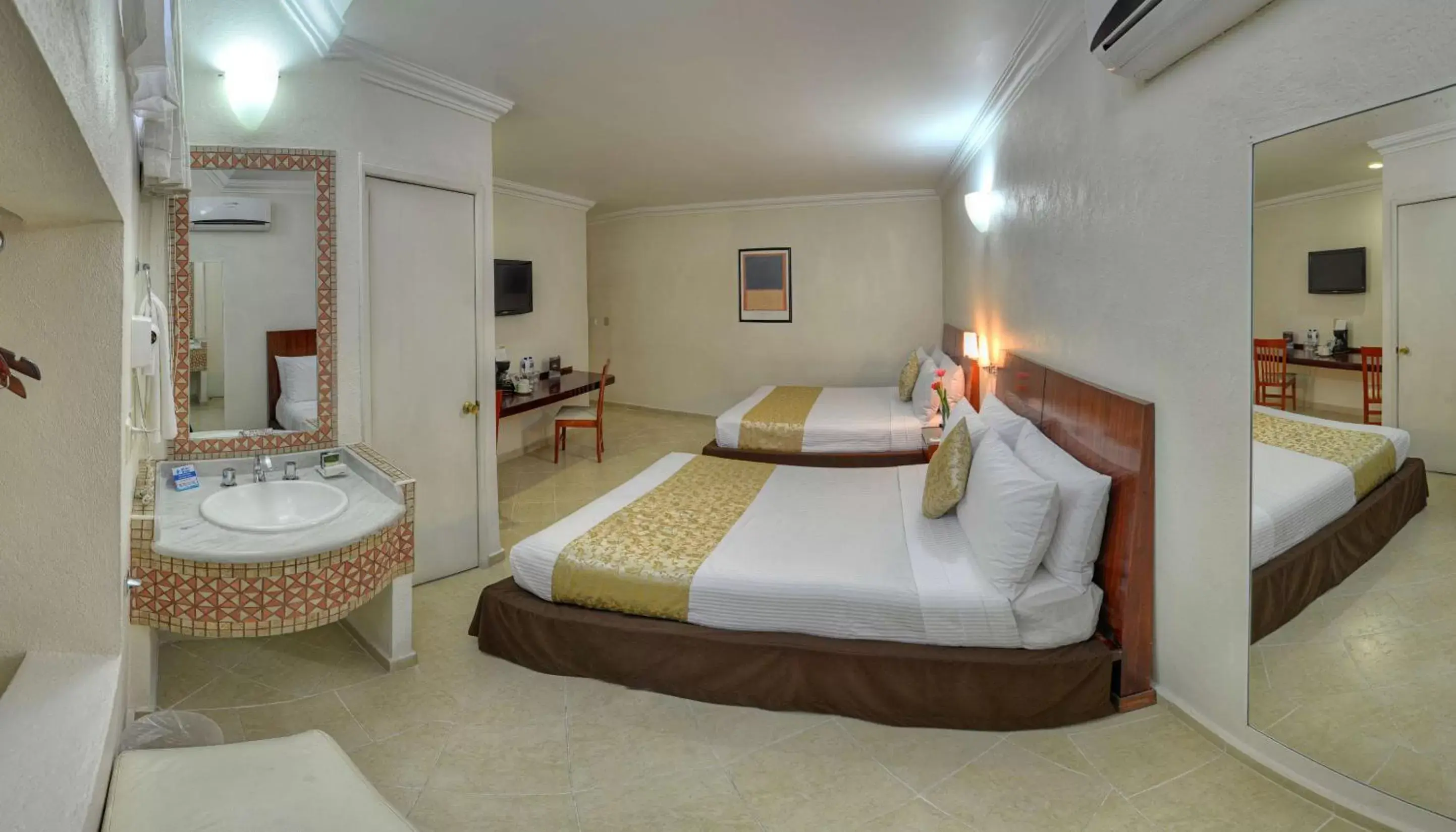 Photo of the whole room, Bed in Best Western Taxco